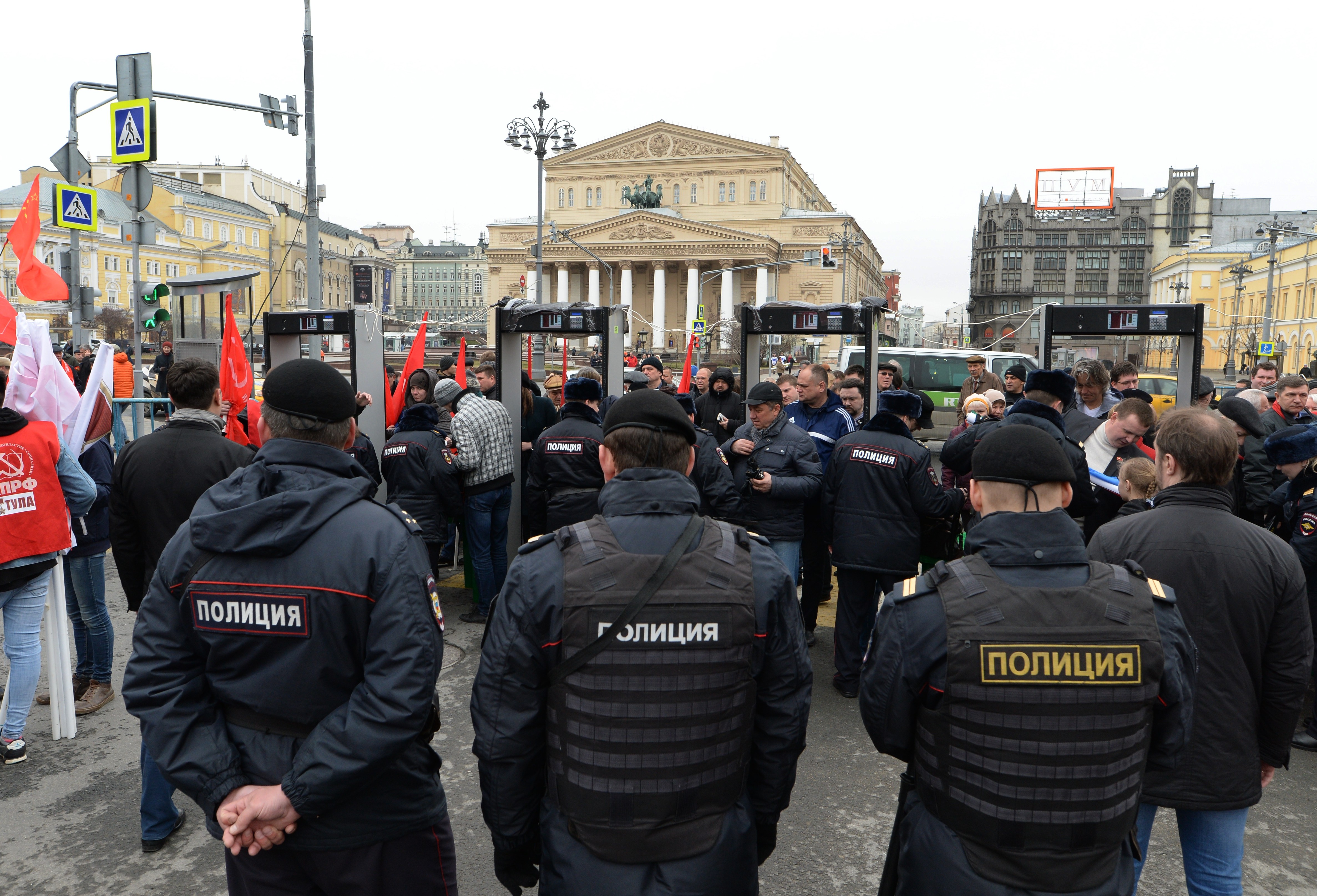 Полностью запретят. Толпа полиции. Скопление людей и полиция. Полицейские на митинге в Москве толпа.