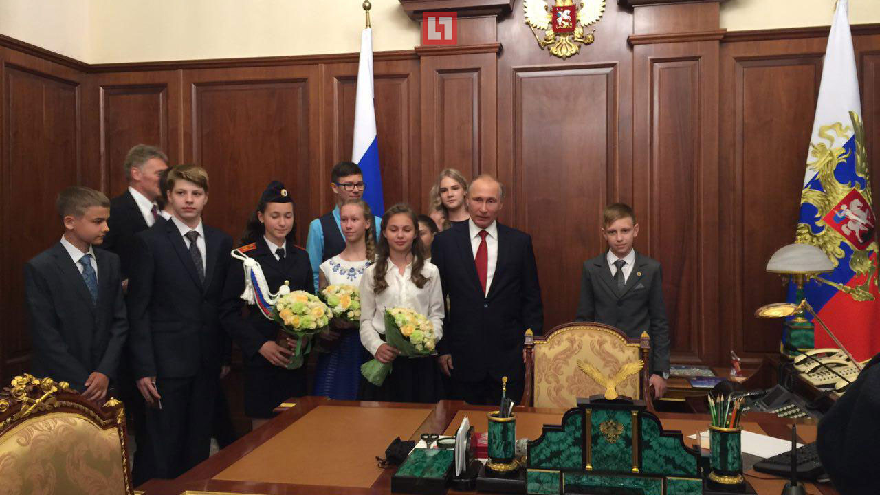 Владимир Путин со школьниками в своем рабочем кабинете. Фото:&copy; L!FE