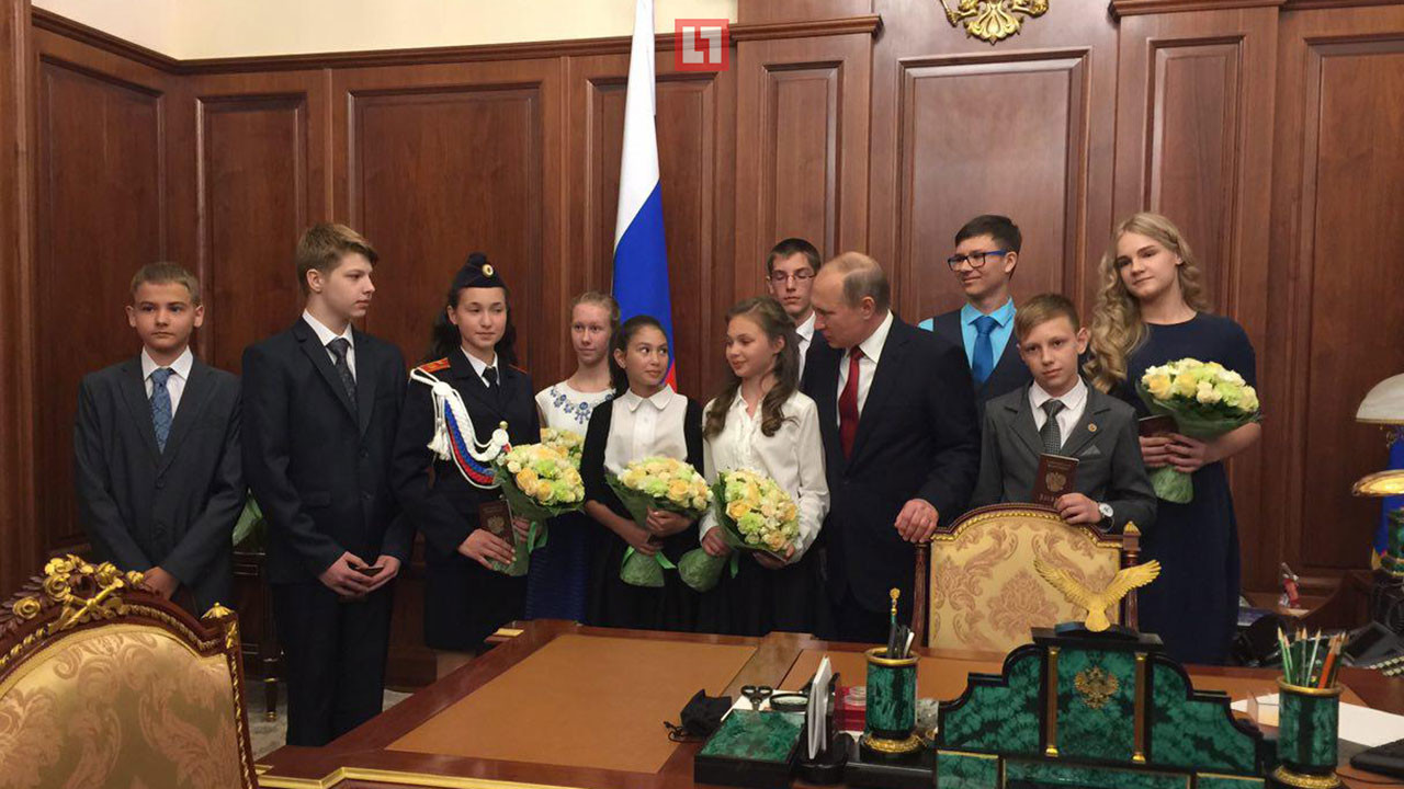 Владимир Путин со школьниками в своём рабочем кабинете. Фото:© L!FE