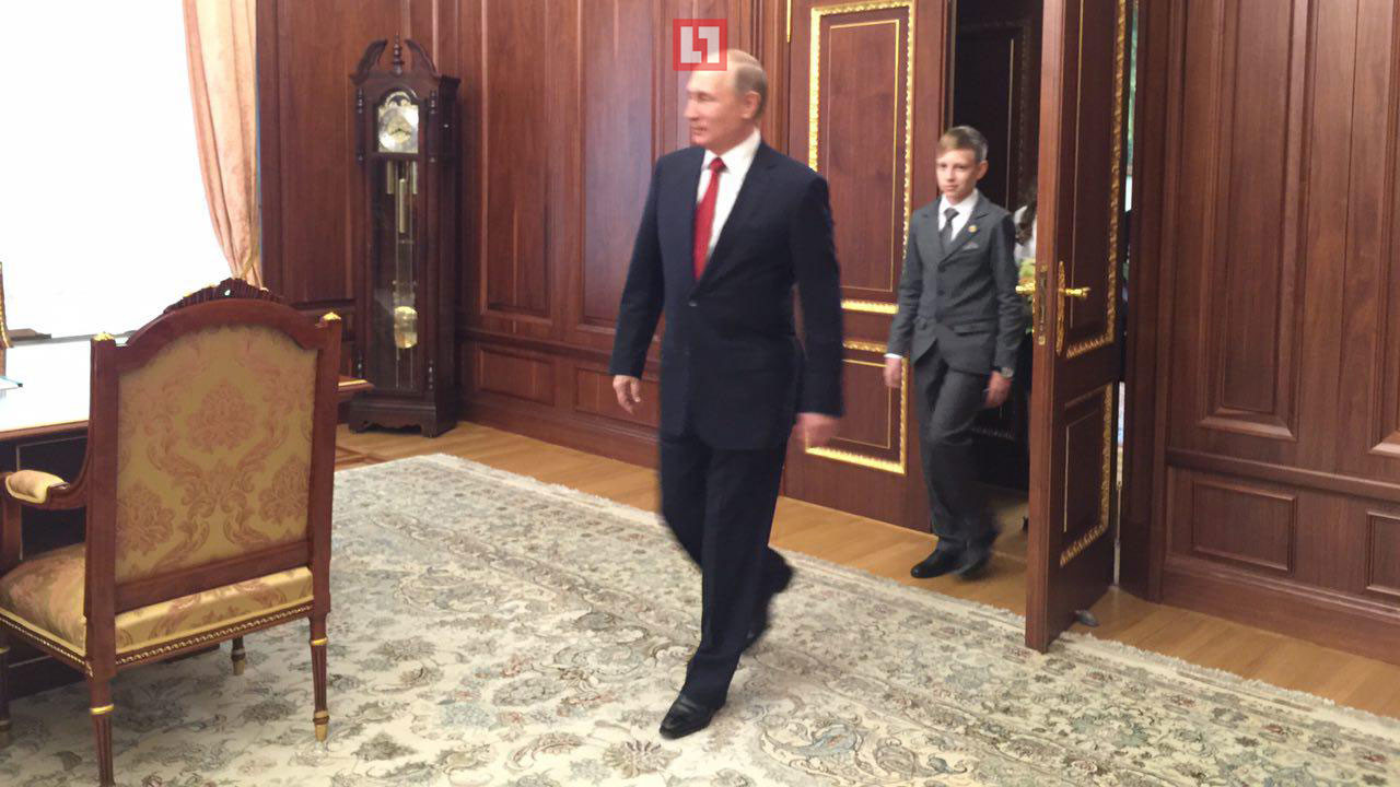 Владимир Путин со школьниками в своём рабочем кабинете. Фото: © L!FE