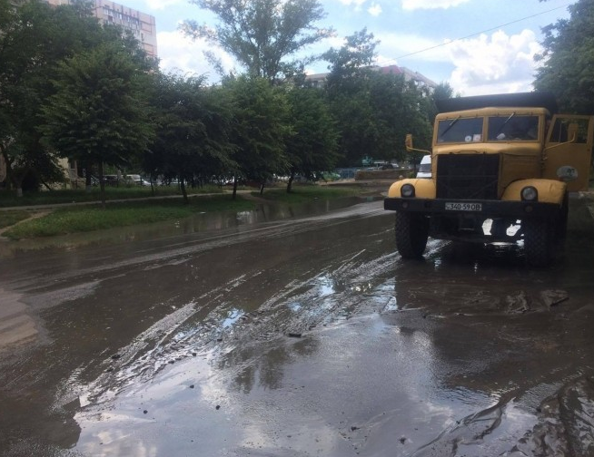Последствия аварии на водопроводе в Одессе. Фото: Думская