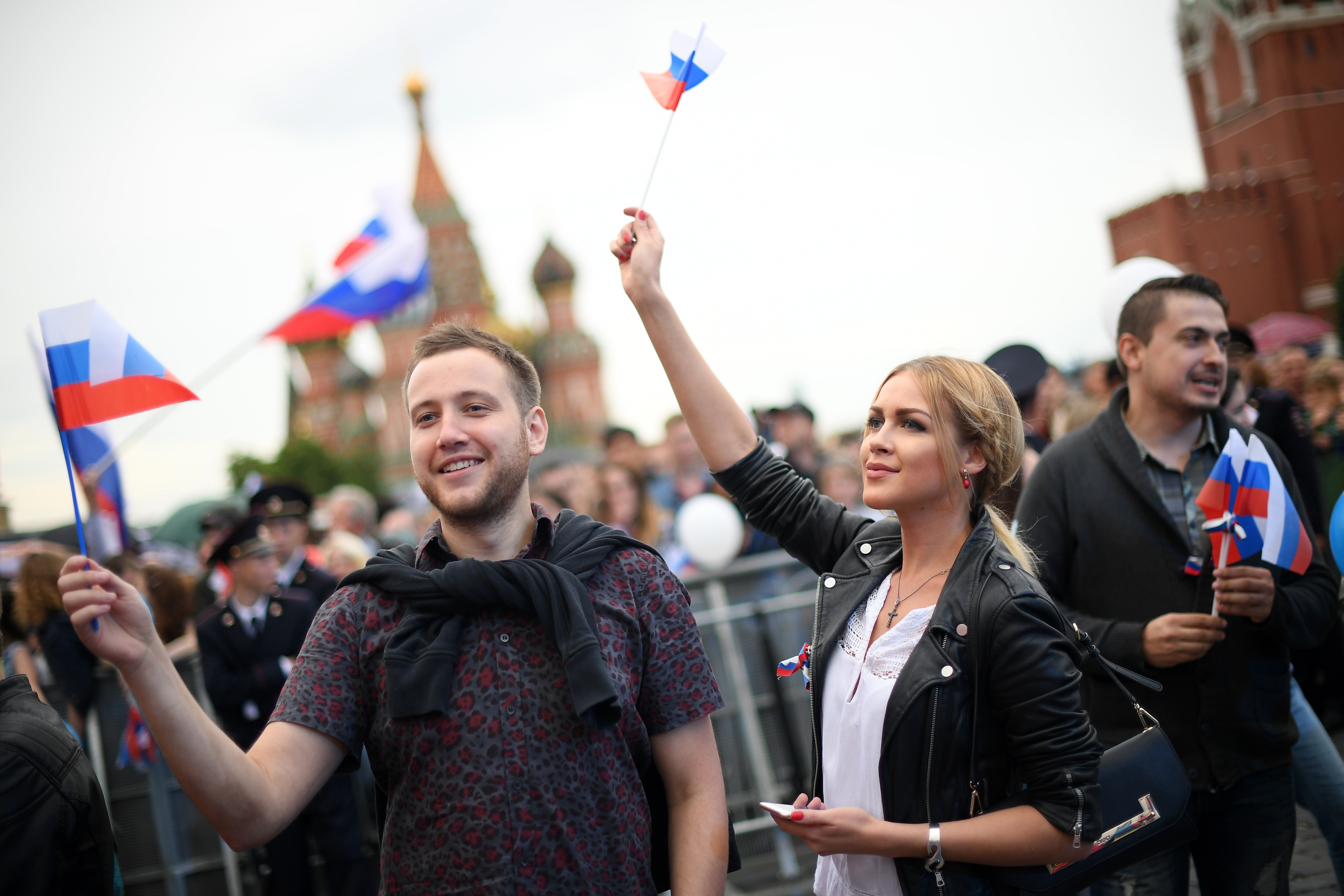 Зрители во время праздничного концерта, посвященного Дню России, на Красной площади. Фото: &copy; РИА Новости/Рамиль Ситдиков