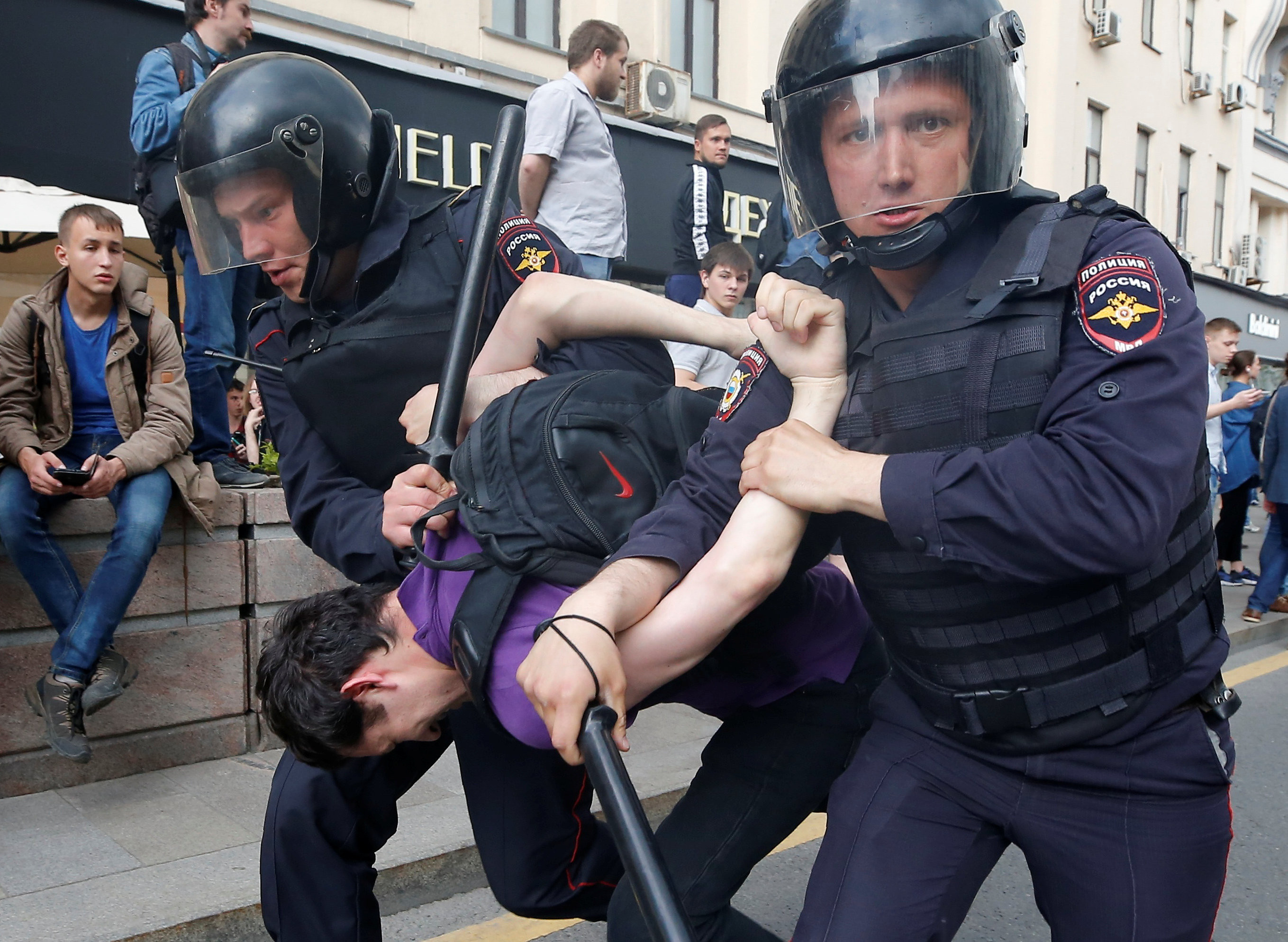 Задержание участника несогласованного оппозиционного митинга в Москве. Фото: &copy;&nbsp;REUTERS/Maxim Shemetov