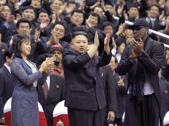 Лидер КНДР Ким Чен Ын и экс-баскетболист Деннис Родман в Пхеньяне.
Фото: &copy; ЦТАК/REUTERS