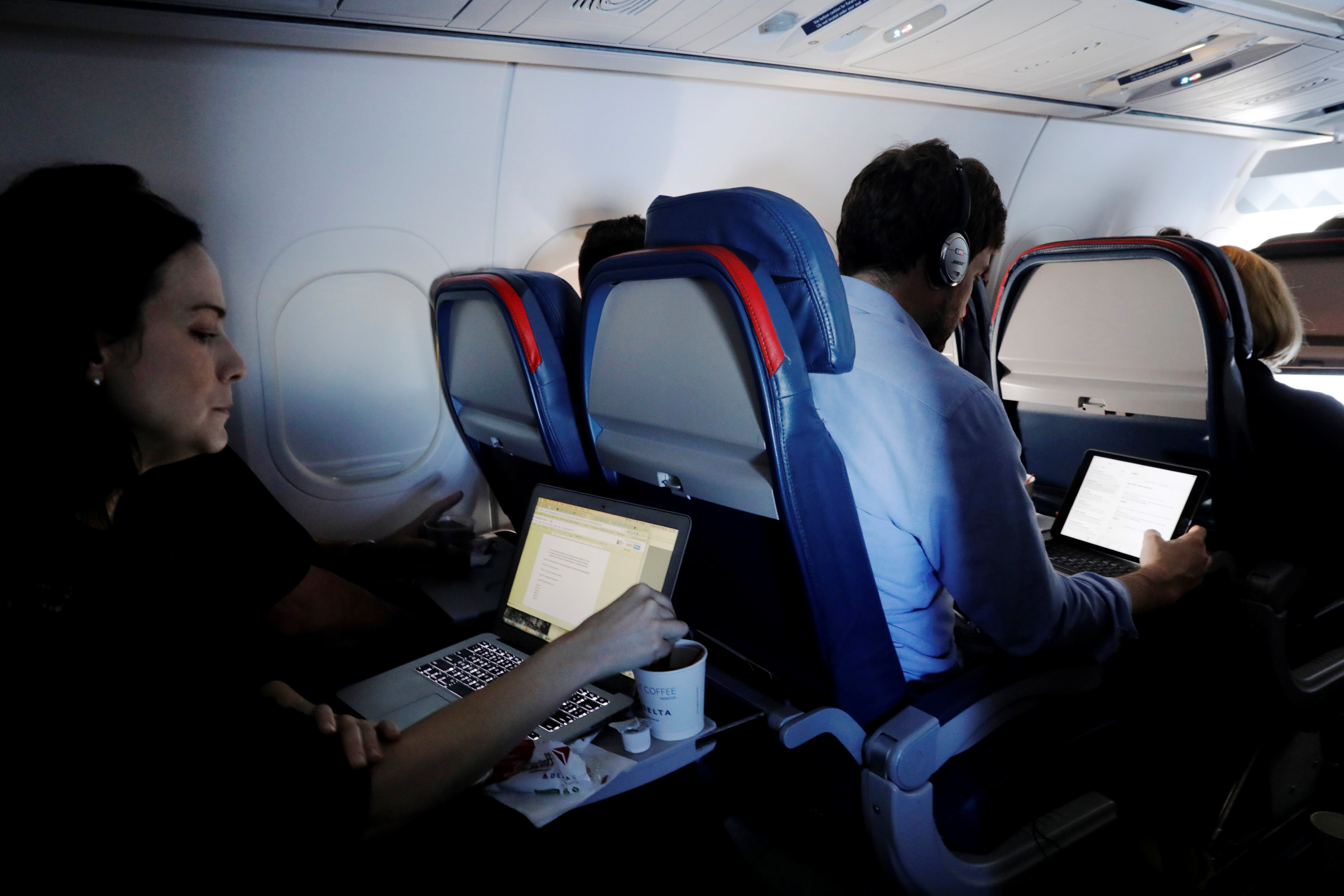 Пассажиры с ноутбуками, летящие авиарейсом из аэропорта им. Джона Кеннеди, Нью-Йорк.&nbsp;Фото: &copy; REUTERS/Lucas Jackson