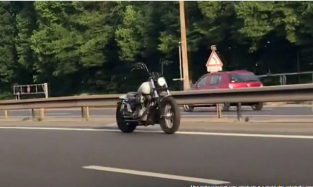 Мотоцикл несколько километров ехал без водителя. Фото: кадр из видео YouTube/Tanta Not&iacute;cias