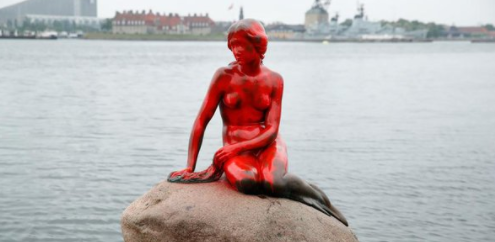 Русалку в Копенгагене облили красной краской. Фото: Twitter