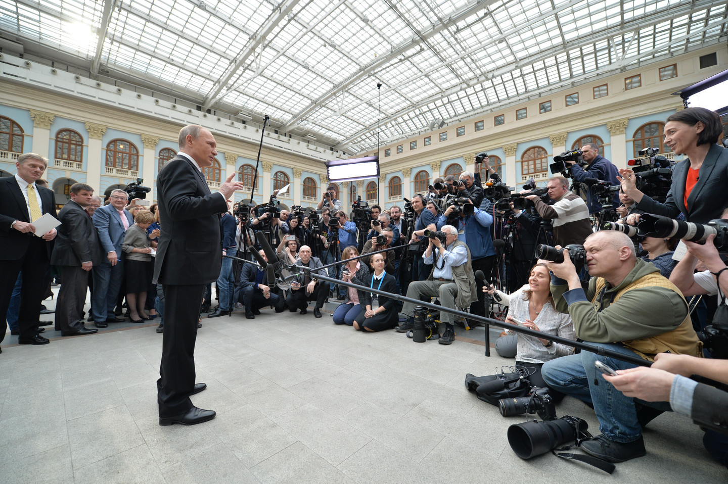 Владимир Путин после "Прямой линии" в Гостином дворе в 2016 году. Фото:&nbsp;&copy; РИА Новости/Алексей Дружинин


