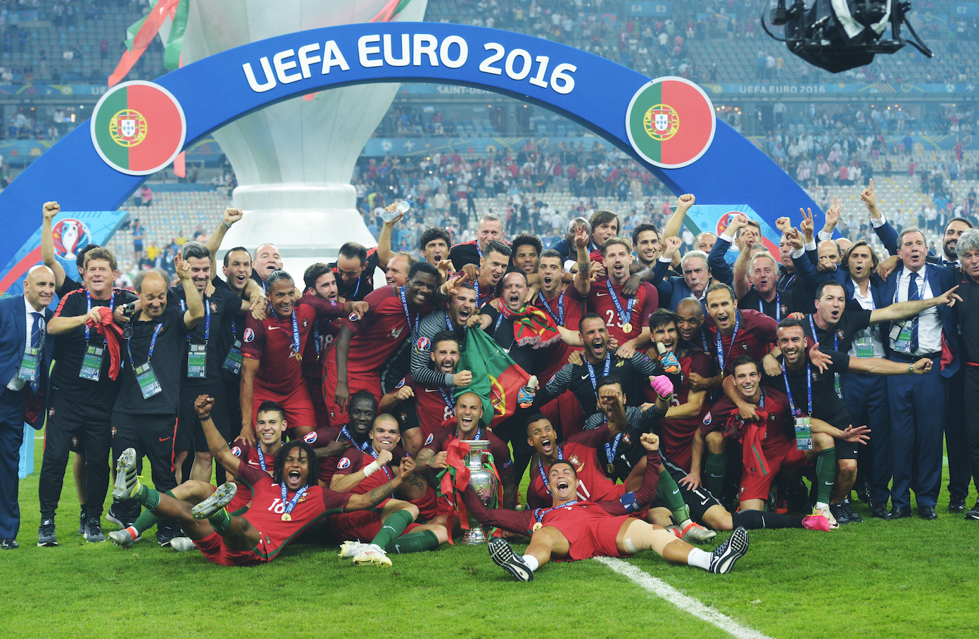 Сборная Португалии отмечает победу на чемпионате Европы — 2016 Фото: РИА Новости/Григорий Сысоев