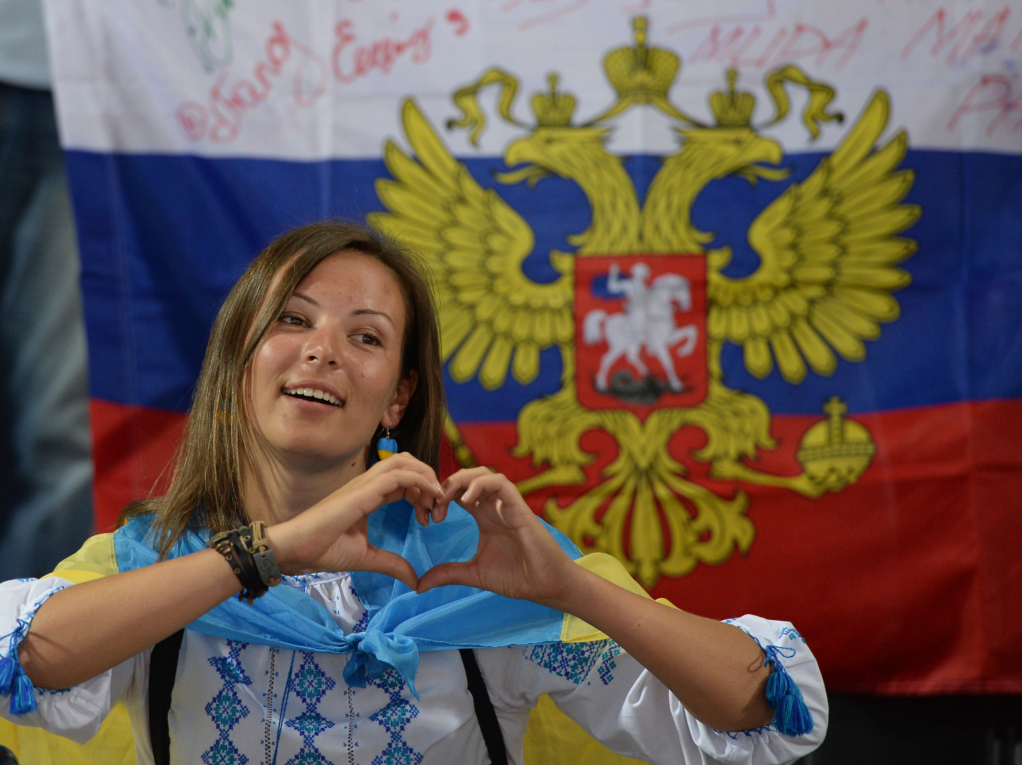 Россия украина видел. Украина – это Россия. Девушка с украинским флагом. Россия и Украина Дружба. Россияне и украинцы.