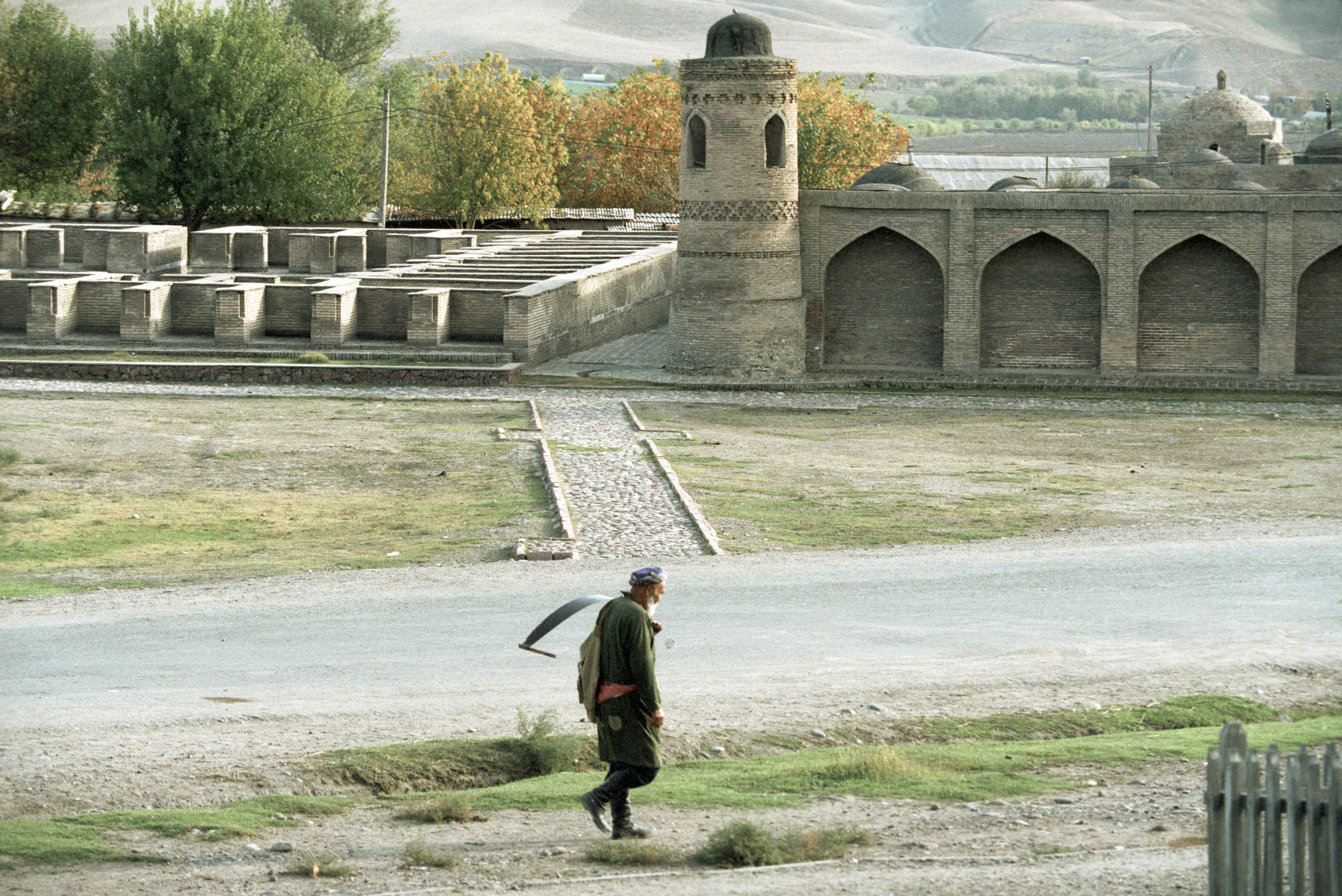 На одной из улиц столицы Таджикистана, города Душанбе. Фото: &copy; РИА Новости/А. Замахин