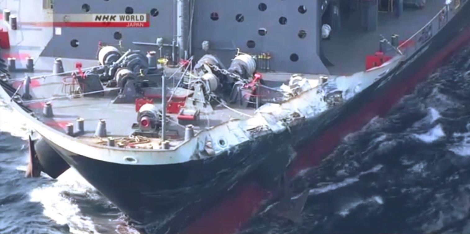 Филиппинский контейнеровоз получил незначительные повреждения. Фото: NHK News
