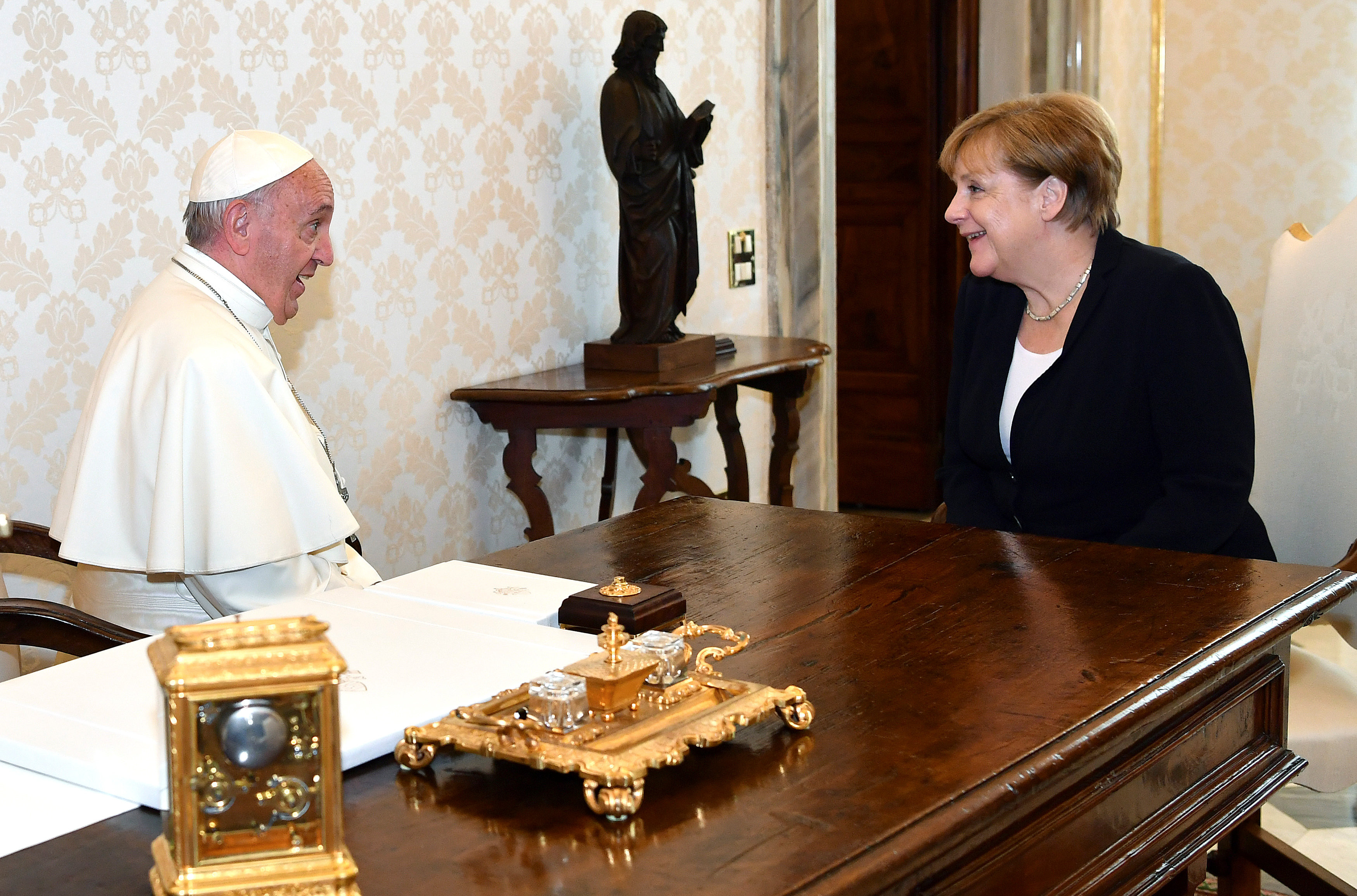 Ангела Меркель и папа римский Франциск. Фото:&copy;REUTERS/Ettore Ferrari