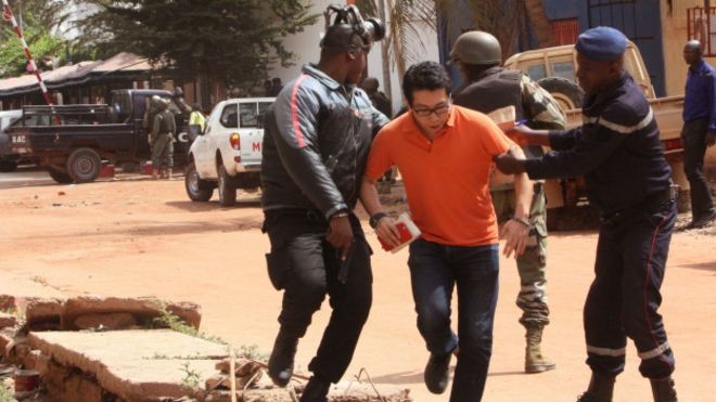 Освобождение заложников из отеля в Мали. Фото: BBC