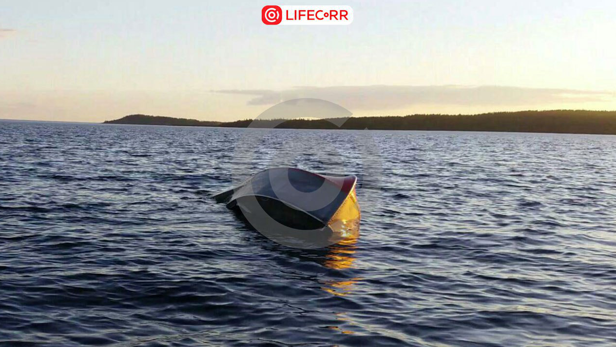 Гражданский журналист через приложение LifeCorr прислал фотографию той самой лодки, на которой и перевернулись подростки.