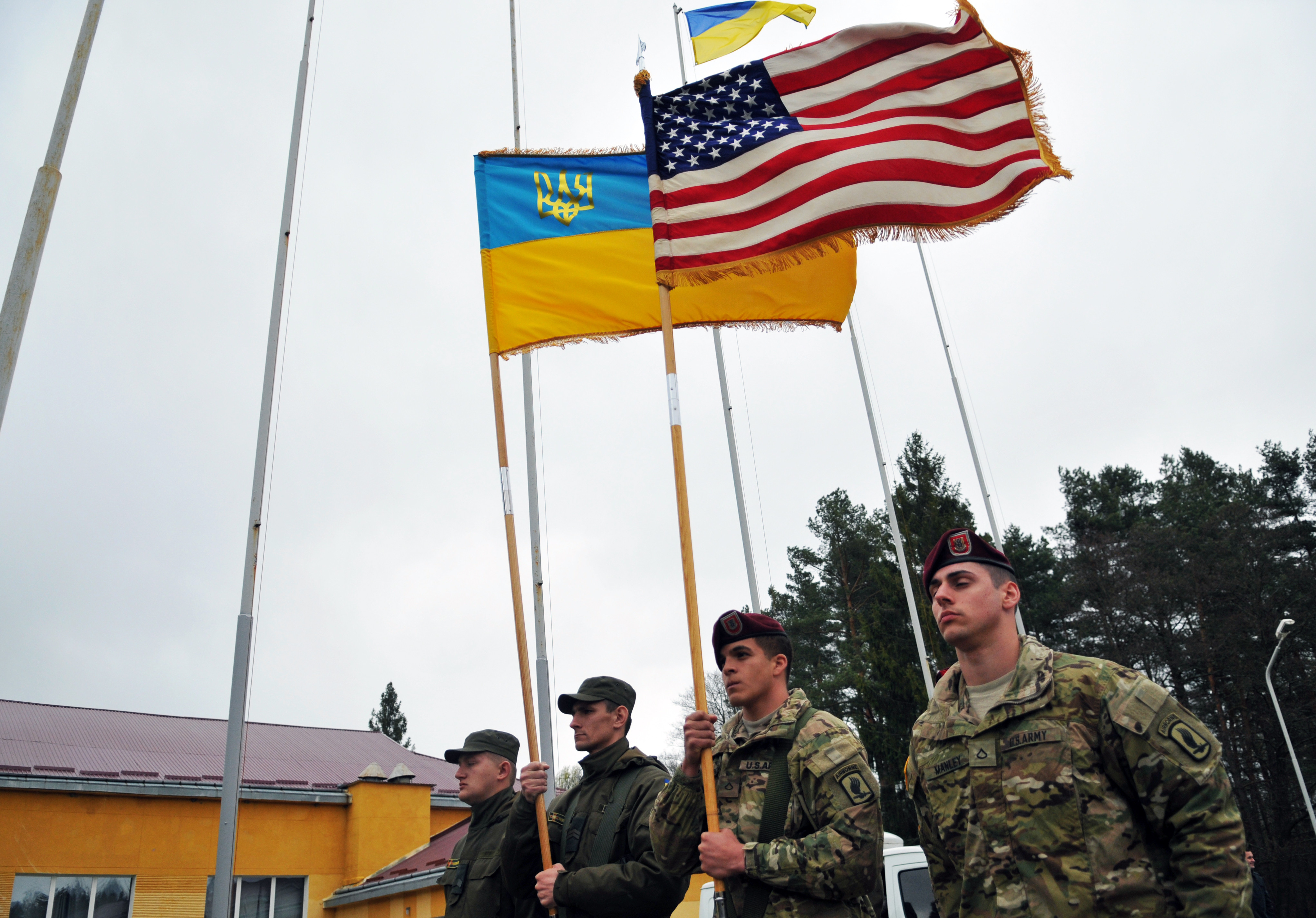 Украинские риа новости. Американские войска на Украине. Американцы на Украине. Военные США на Украине. Украинский солдат с флагом.