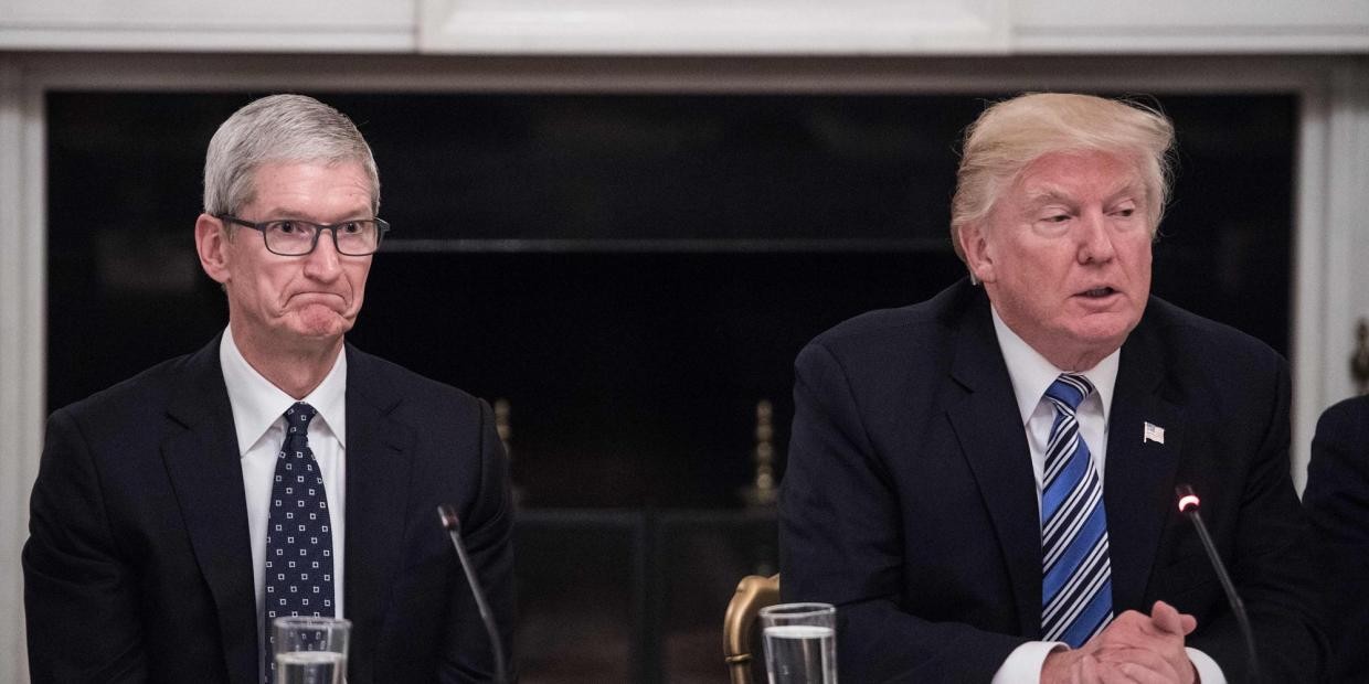 Глава Apple Тим Кук и президент США Дональд Трамп. Фото: Independent
