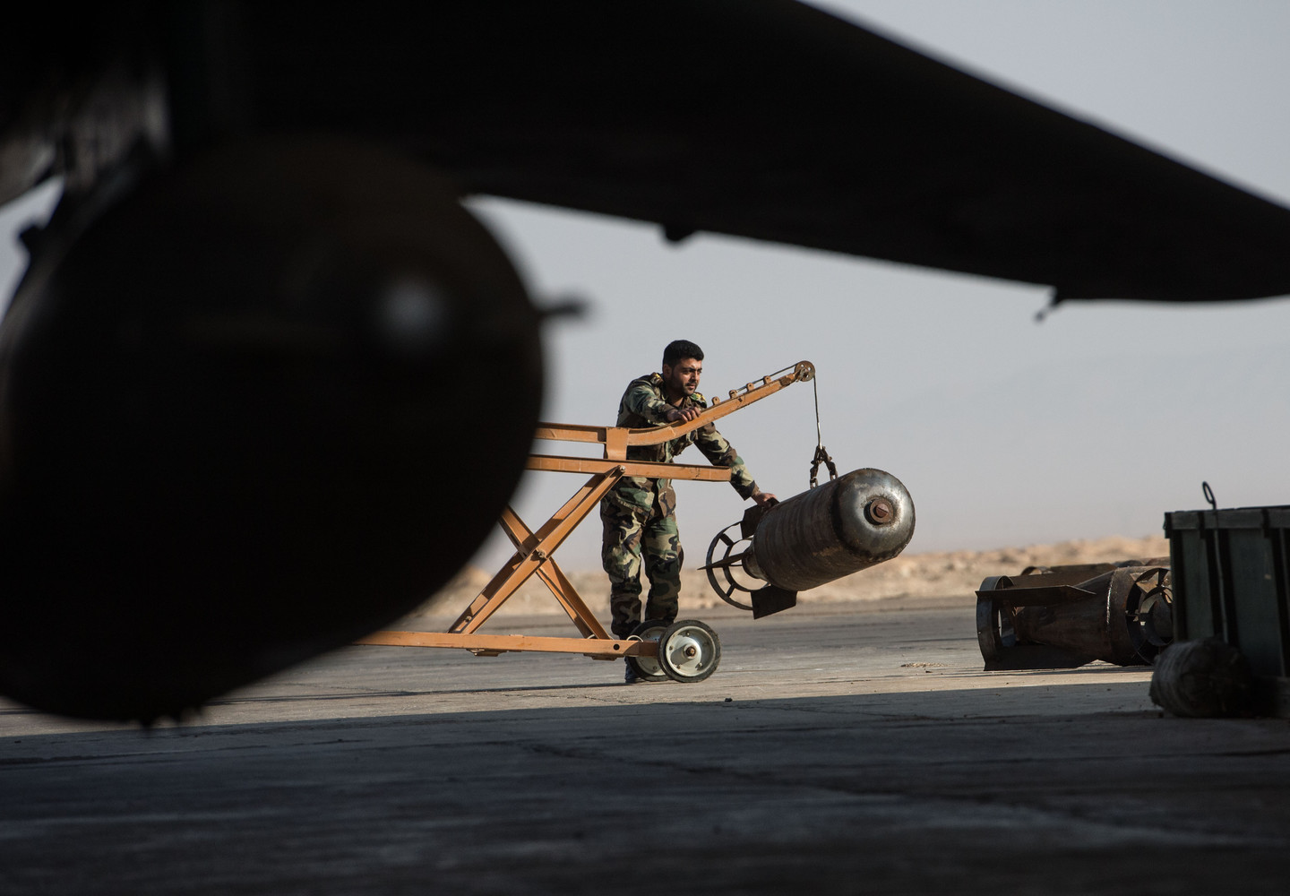 Военнослужащий сирийской армии готовит к вылету самолет СУ-22 на базе Военно-воздушных сил Сирии. Фото: &copy; РИА Новости/Илья Питалев