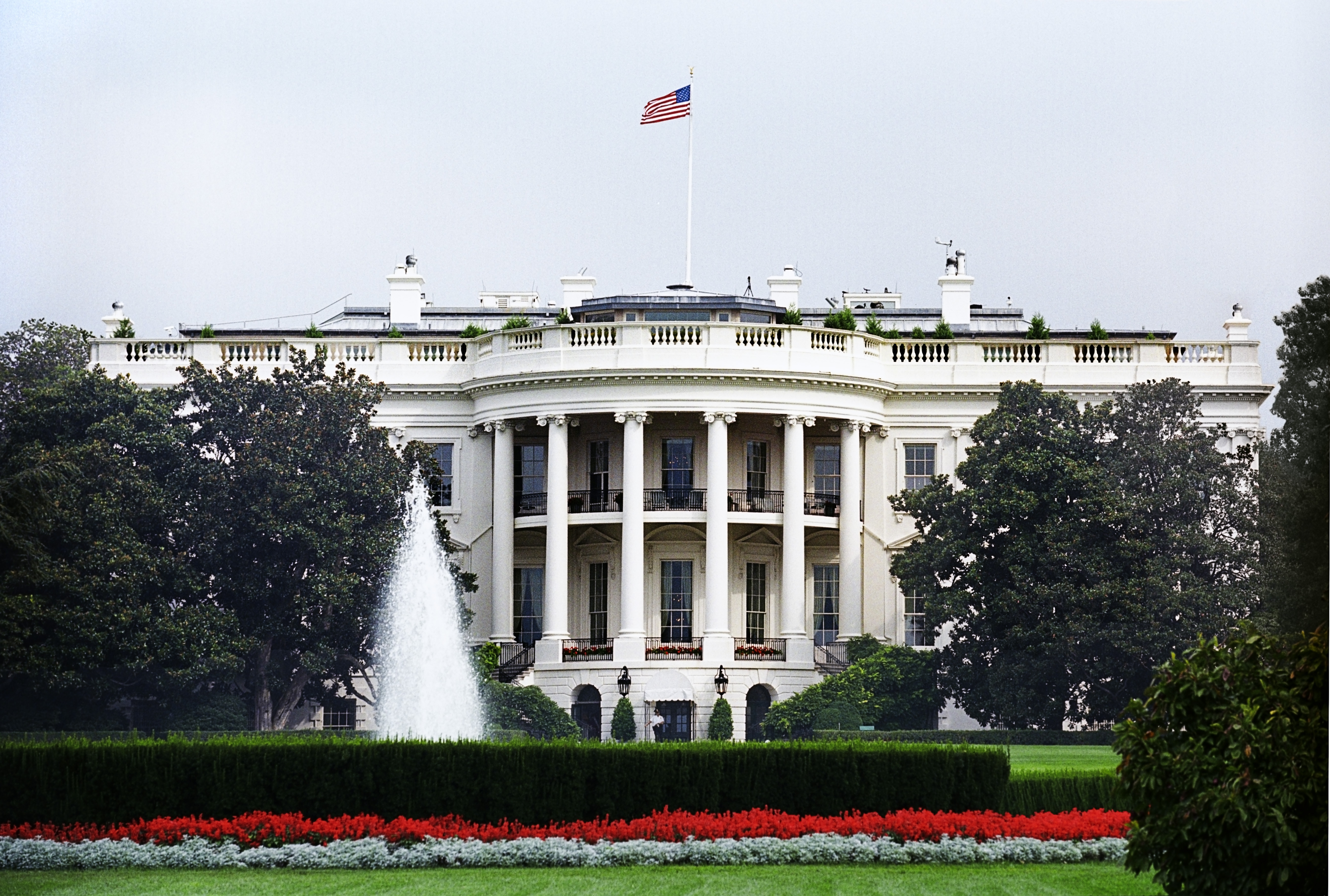 The white house. Резиденция президента США белый дом. Белый дом в Москве. Бункер в белом доме США. Белый дом Нью-Йорк.