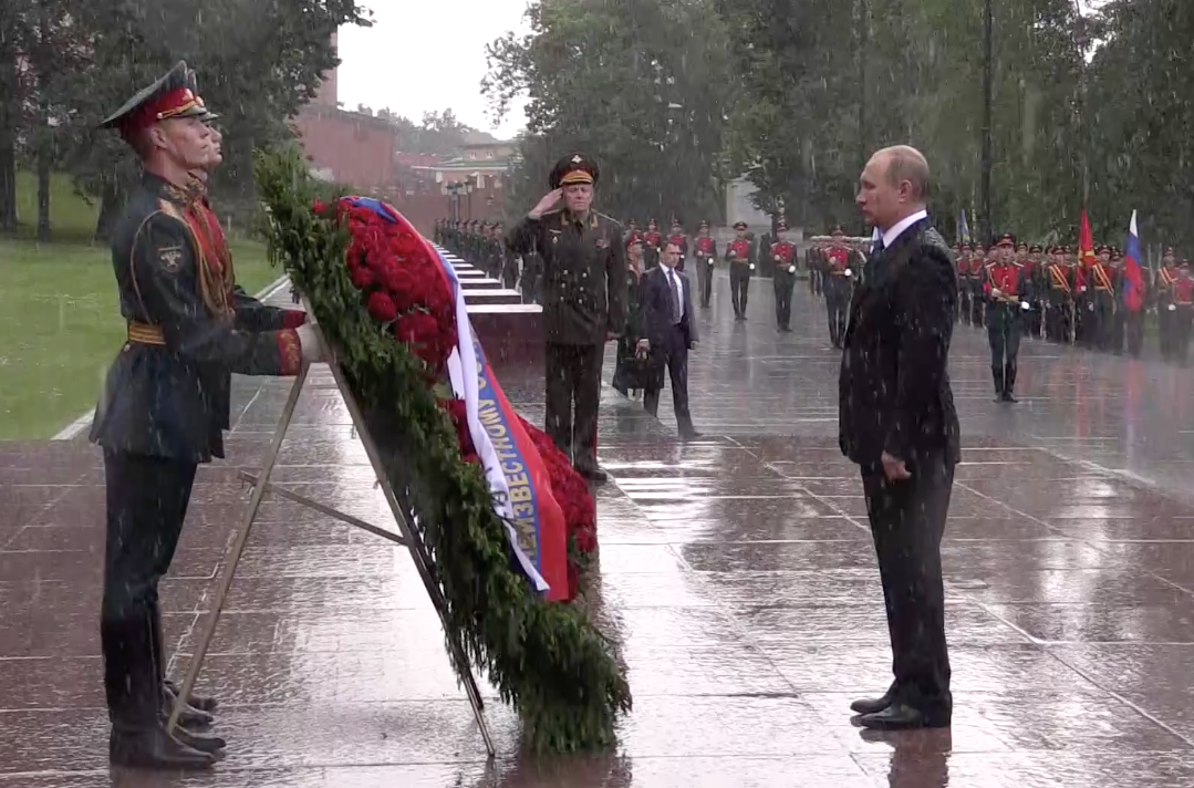 22 июня 2019. Возложение цветов к могиле неизвестного солдата.