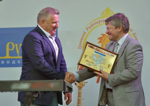Главный редактор Книги рекордов России Алексей Свистунов вручает диплом губернатору Хабаровского края Вячеславу Шпорту. Фото: Новости Хабаровска