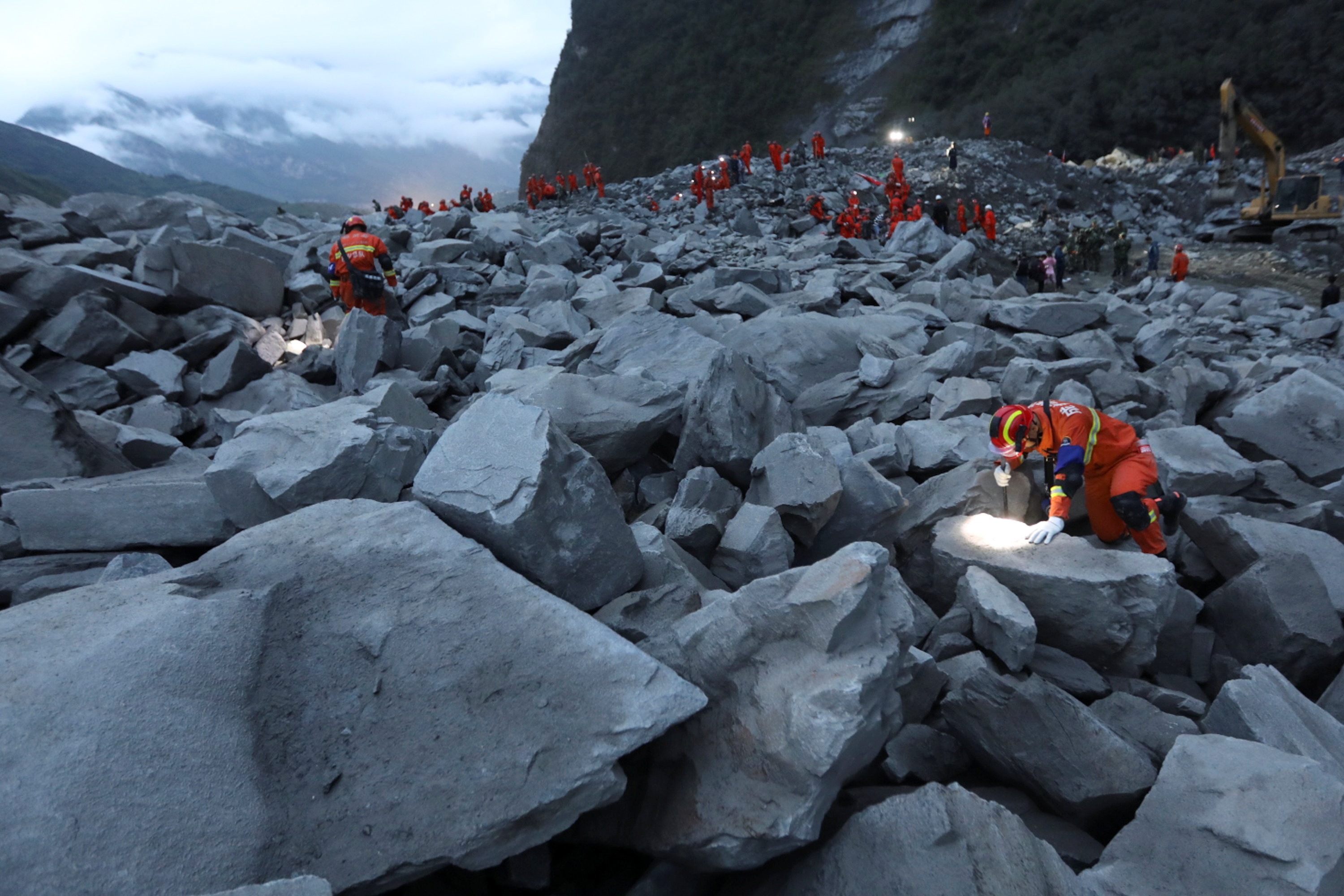 Последствия оползня, сошедшего на деревню Синьмо в провинции Сычуань. Фото: &copy; REUTERS