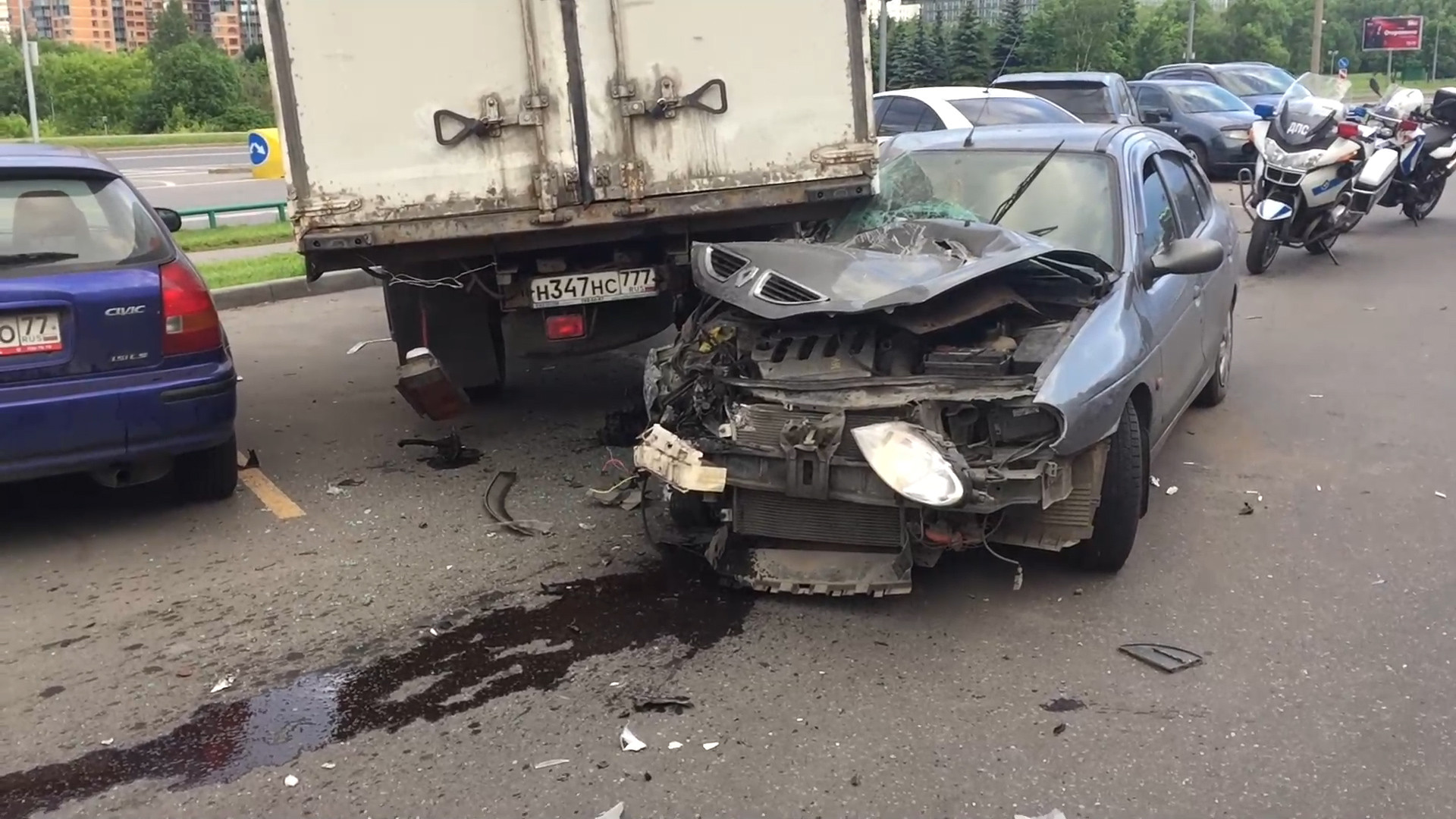 Девушка за рулём "рено" протаранила шесть машин на парковке на западе Москвы