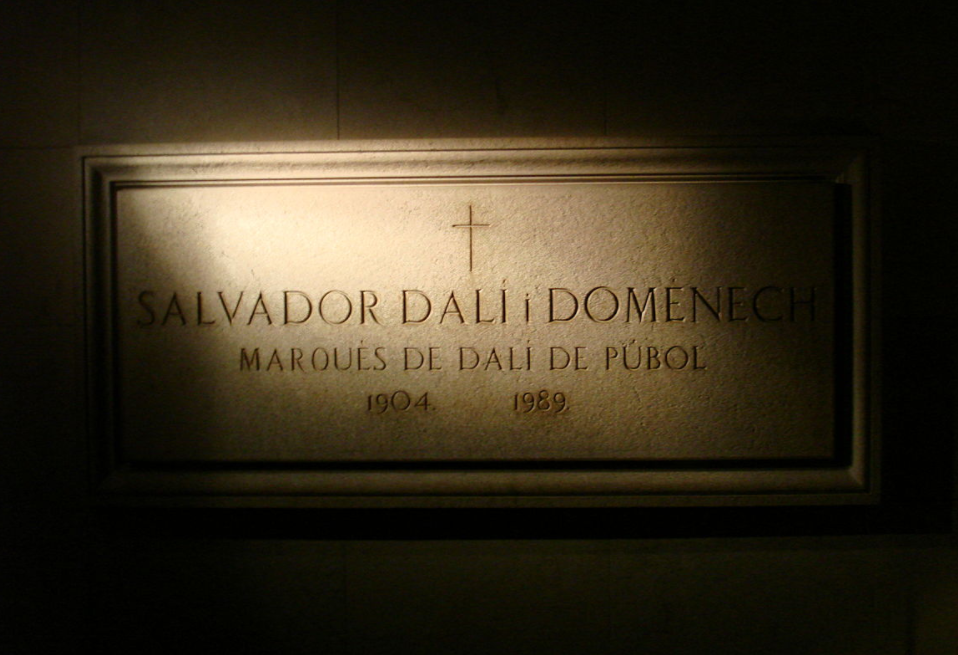 Доска на стене в комнате, где погребён Дали Источник: wikipedia.org