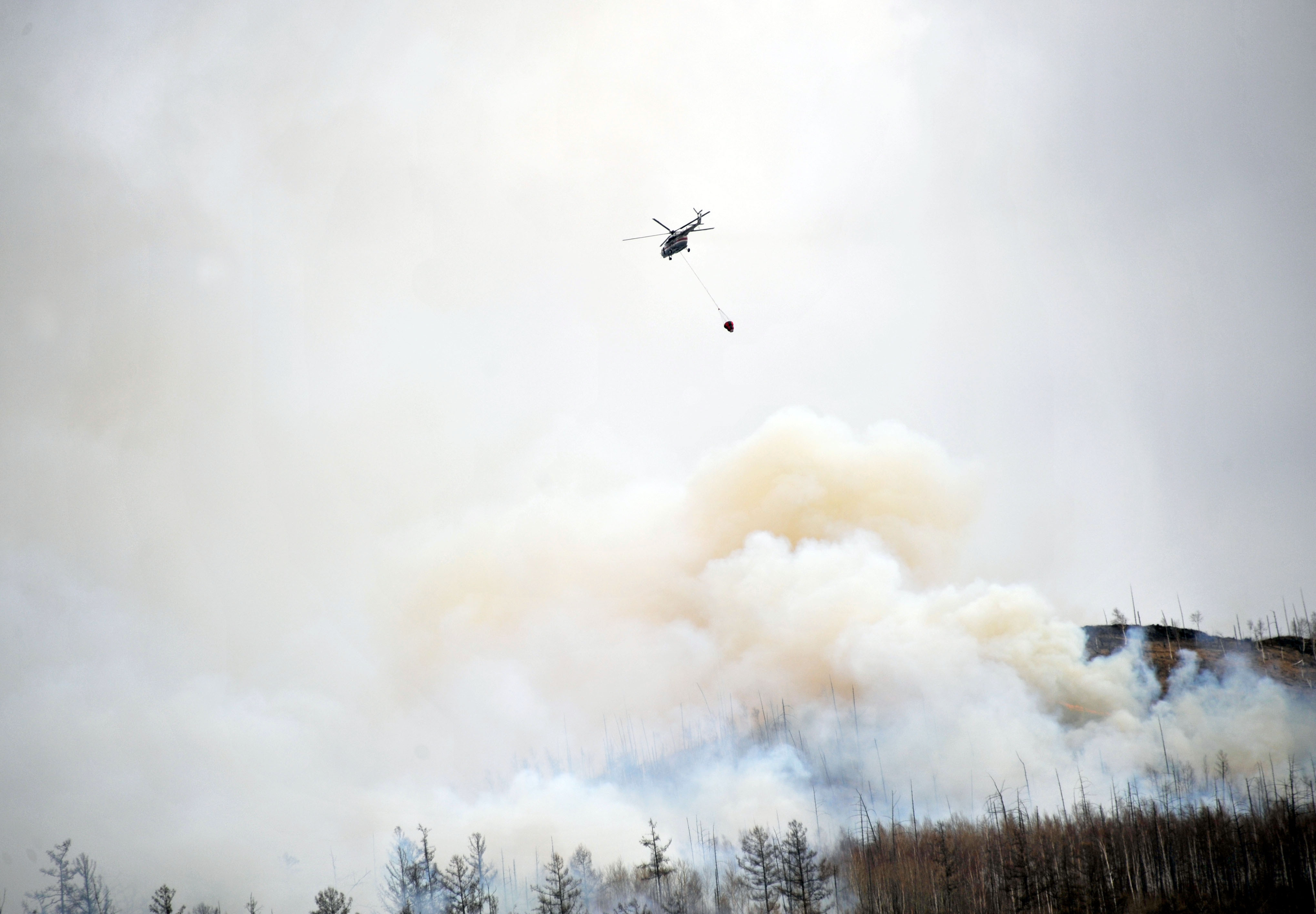 Вертолёт МЧС тушит пожар в Забайкалье. Фото: &copy; РИА Новости/Евгений Епанчинцев
