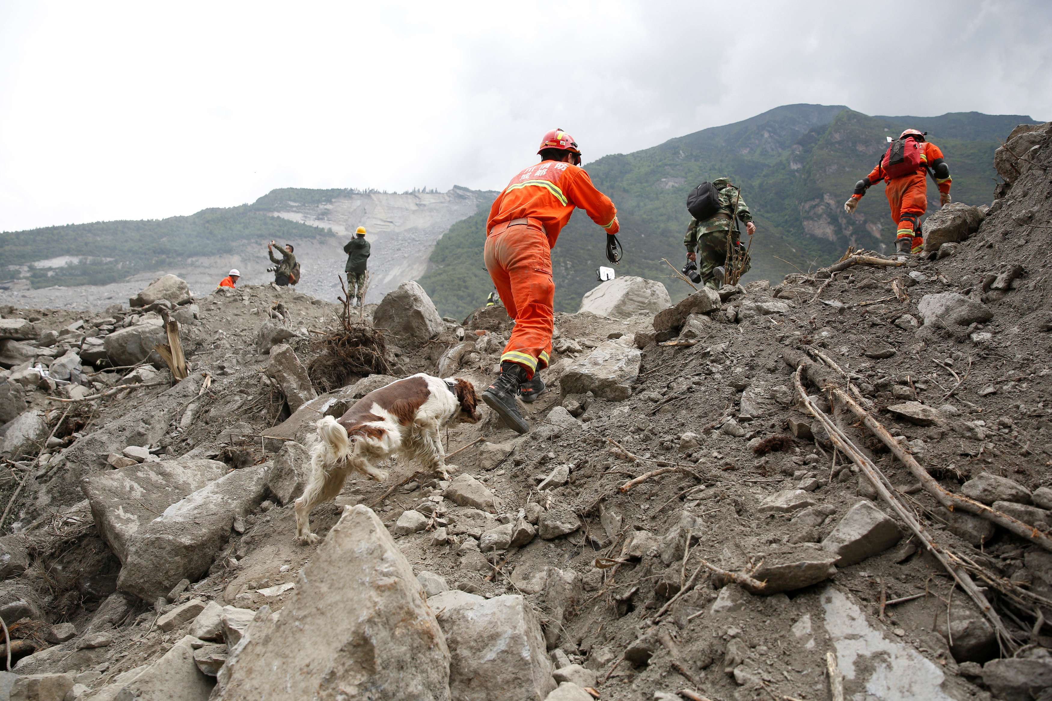 Спасатели работают на месте схода оползня в Китае. Фото: &copy; REUTERS/Aly Song