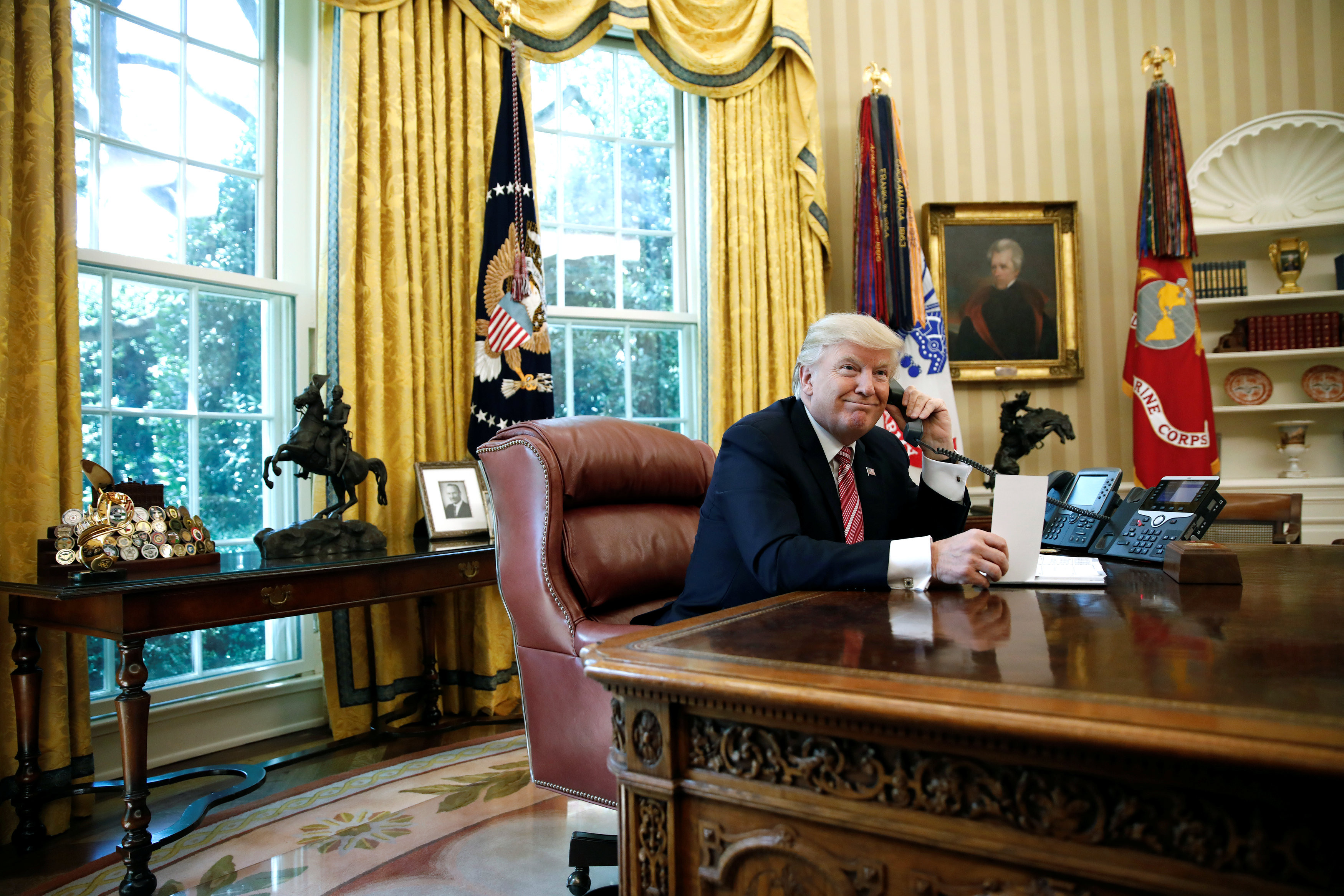 Дональд Трамп во время разговора с премьером Ирландии. Фото: &copy;&nbsp;REUTERS/Carlos Barria