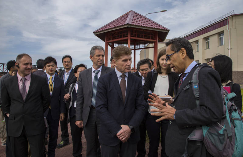 Губернатор Олег Кожемяко приветствует делегацию из Японии. Фото:&nbsp;&copy; Пресс-служба&nbsp;губернатора Сахалинской области.