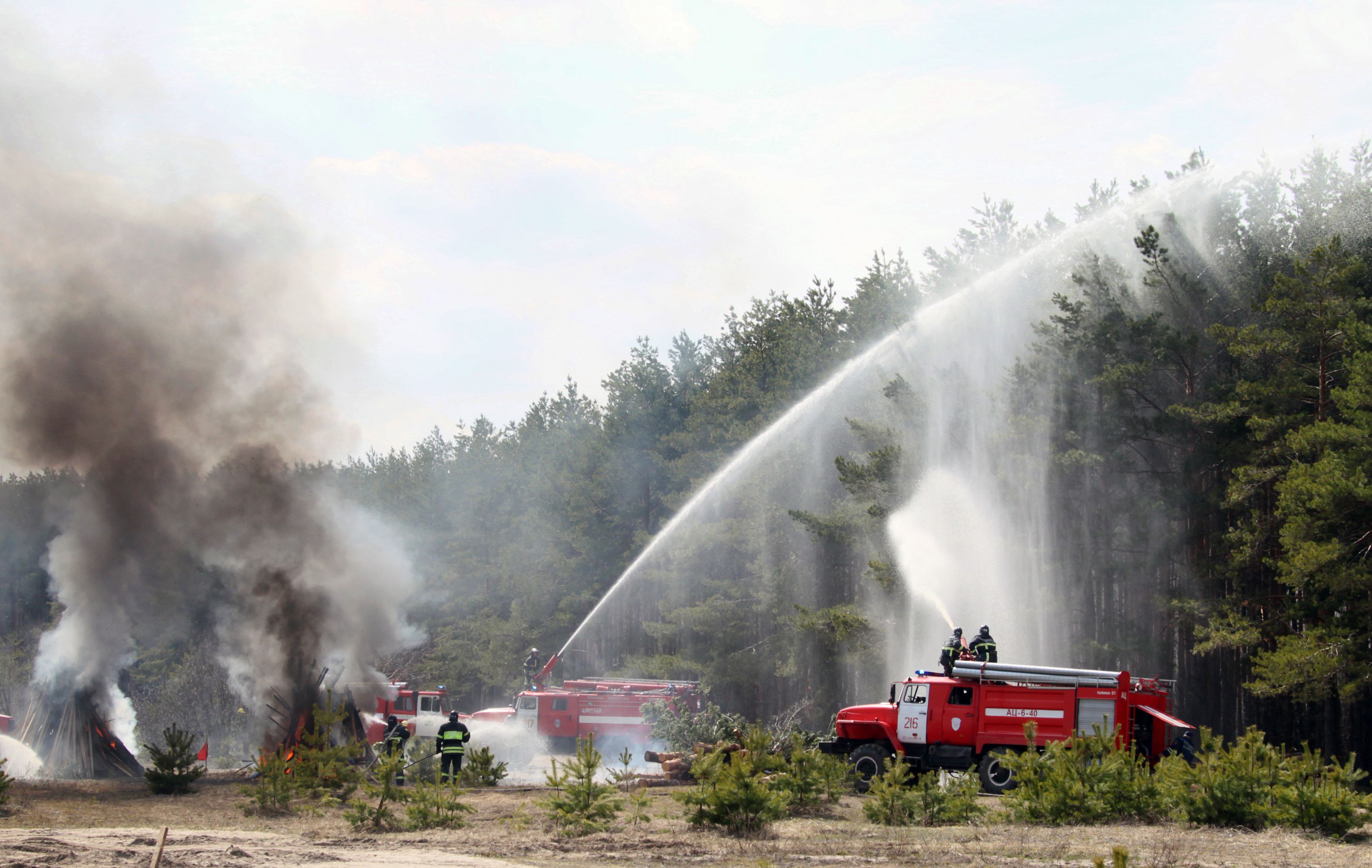 Использование воды для пожаротушения. Ликвидация лесных пожаров. Тушение пожара. Тушение лесного пожара водой. Лесные пожарные.
