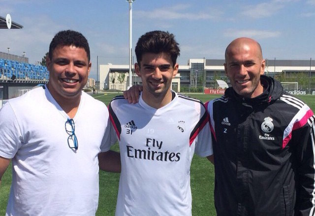 Энцо Зидан (в центре) с отцом (справа) и легендой бразильского футбола Роналдо. Фото:&nbsp;instagram.com/enzo