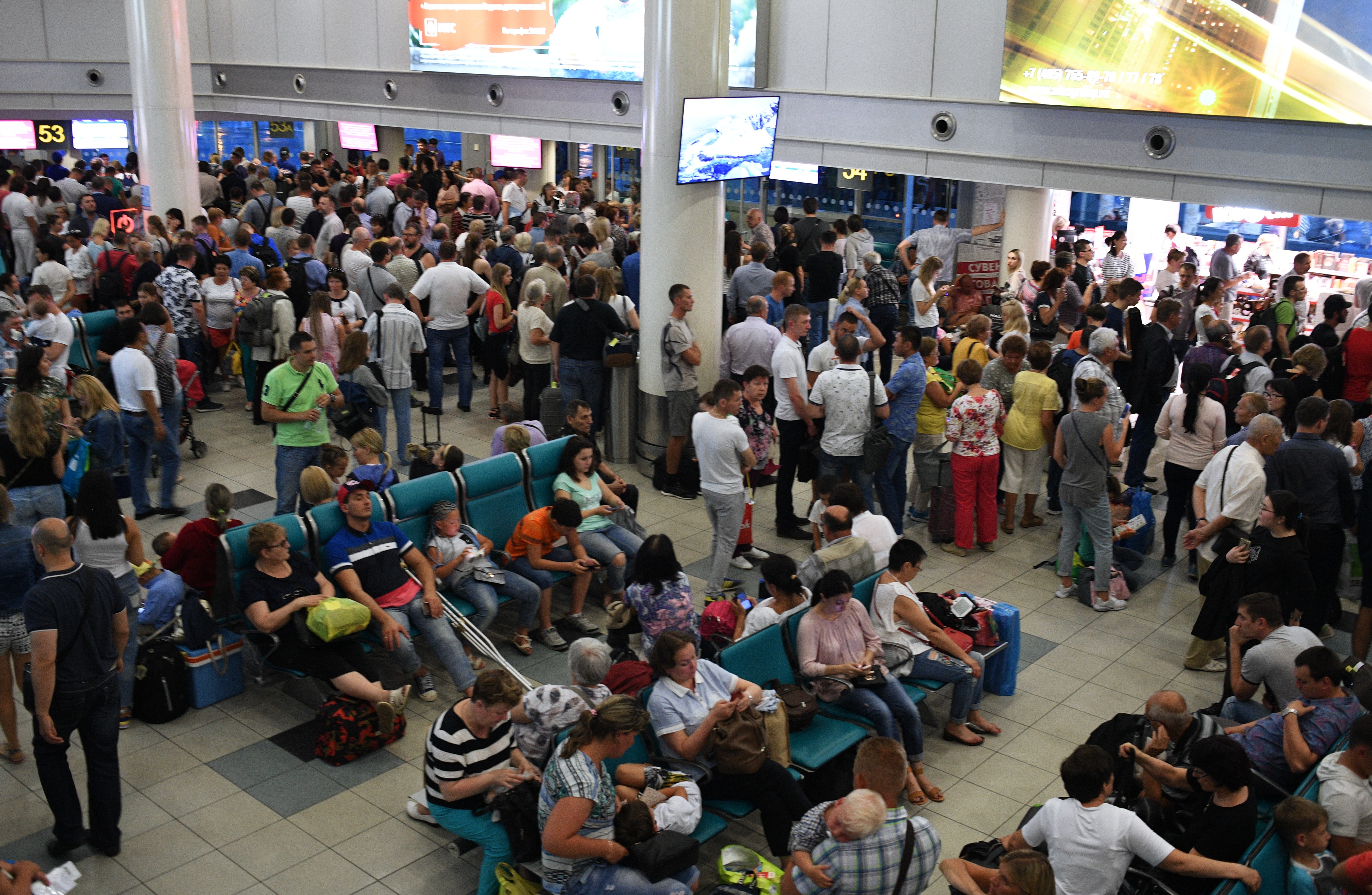 Что творится в аэропортах москвы сегодня. Очередь в аэропорту. Много людей в аэропорту. Очередь в аэропорту Домодедово. Очереди в аэропортах Москвы.