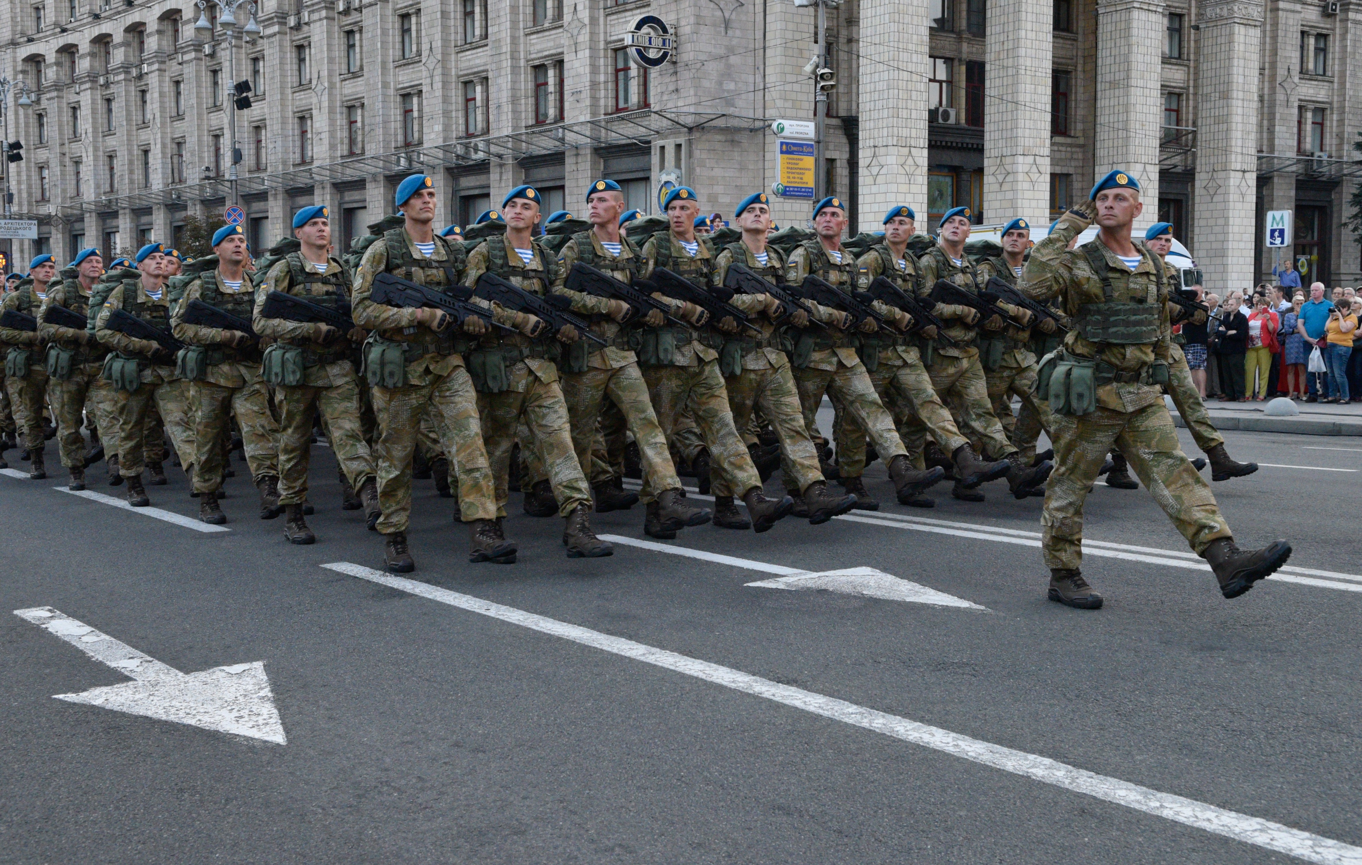 Отправят ли войско украине. Парад пехота. Пехотинцы на параде. Морпехи на параде. Войска Украины.