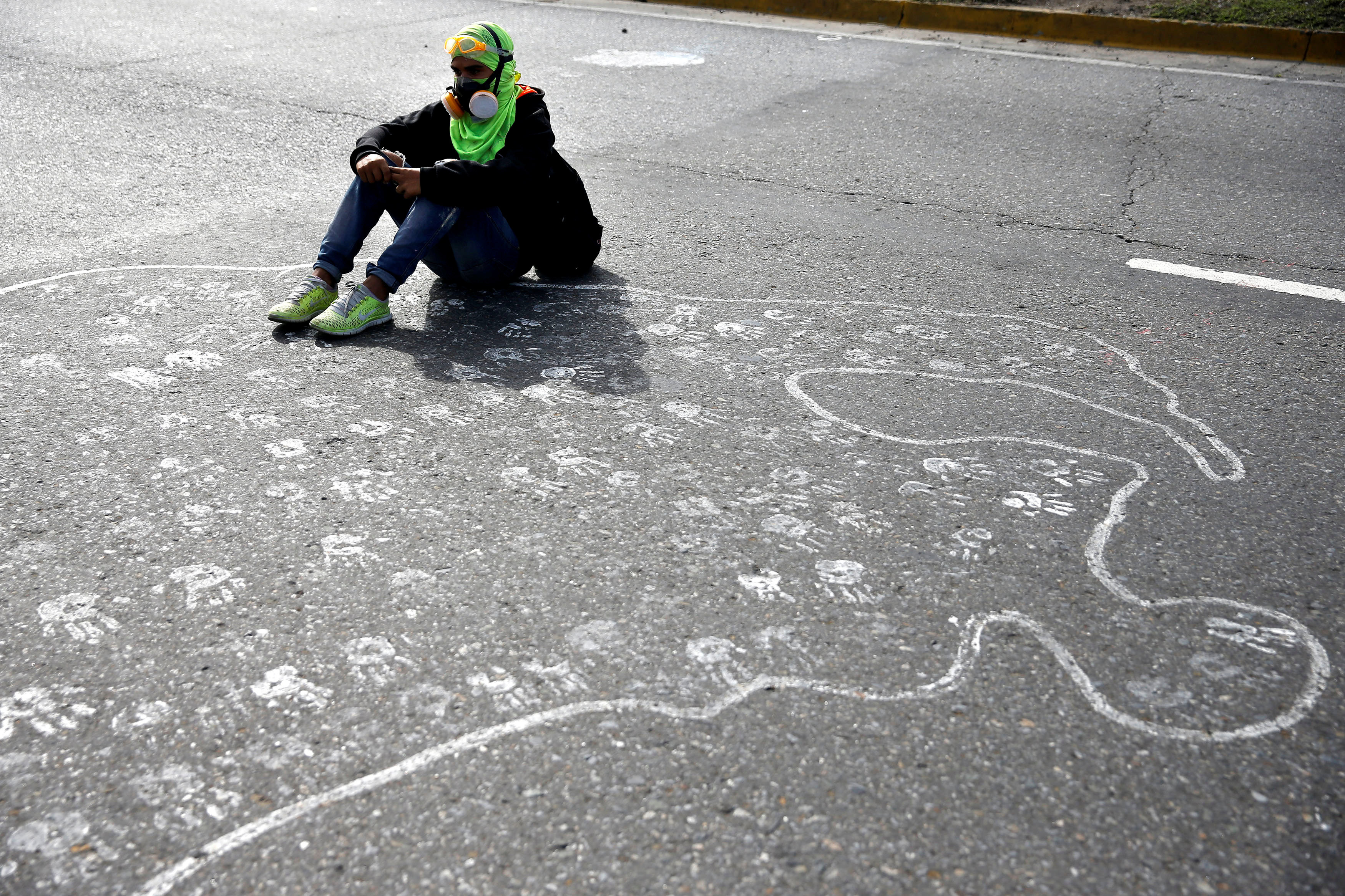 Участник массовых демонстраций в Венесуэле. Фото: &copy; REUTERS/Ivan Alvarado