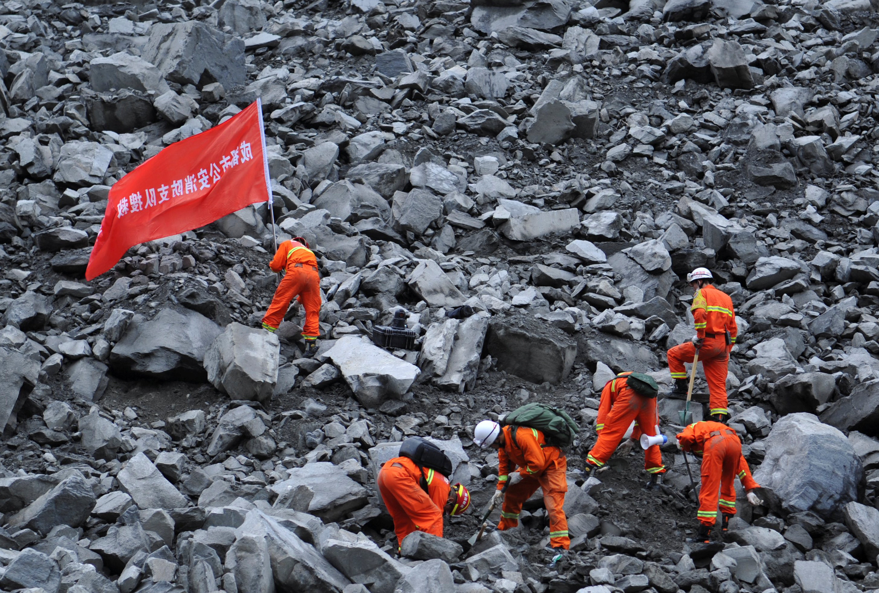 Спасатели проводят операцию по поиску пропавших в результате оползня в Китае. Фото: &copy; REUTERS/Stringer