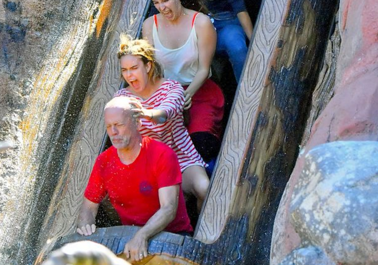 <p>Брюс Уиллис с семьёй во время посещения "Диснейленда". Фото: &copy;&nbsp;<span>MEGA/The Mirror</span></p>