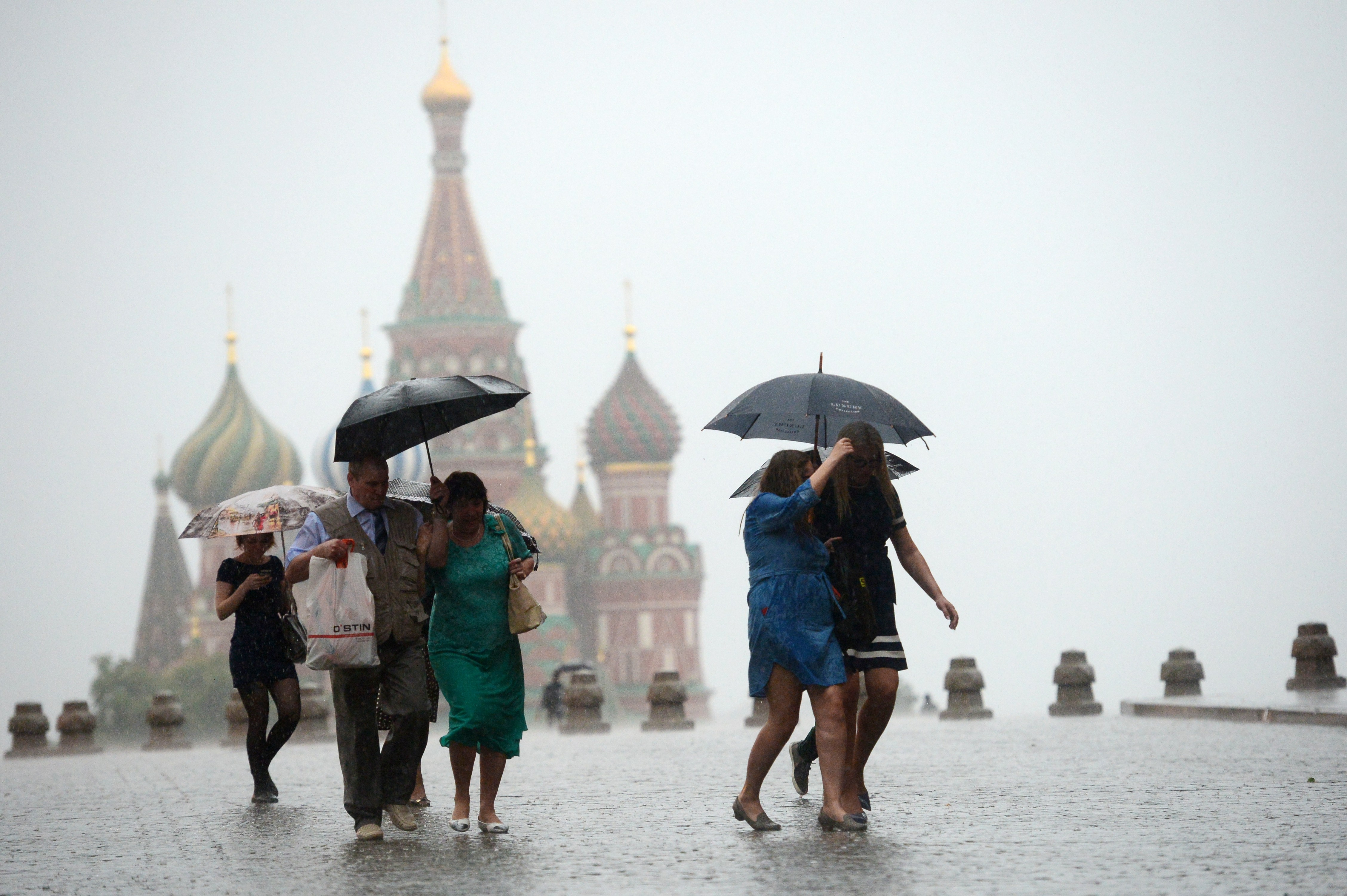 Rain area. Красная площадь Москва дождь. Дождь в Москве летом. Москва в ливень красная площадь. Путишествия под дождём.