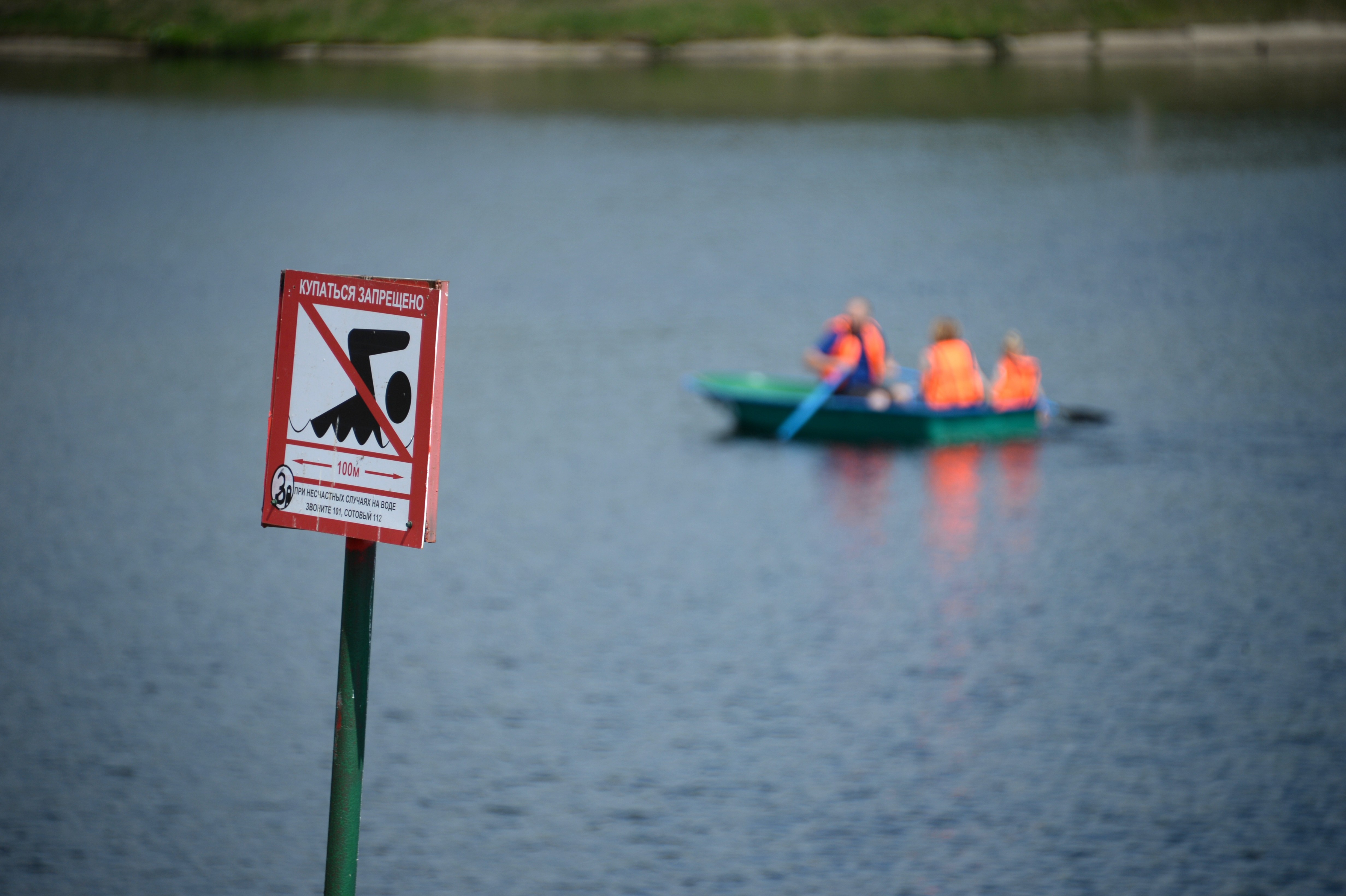 Запрет плавать на лодке. Купаться запрещено. Купание запрещено табличка. Водоем Москва купаться запрещено. Одесский пляж купание запрещено.