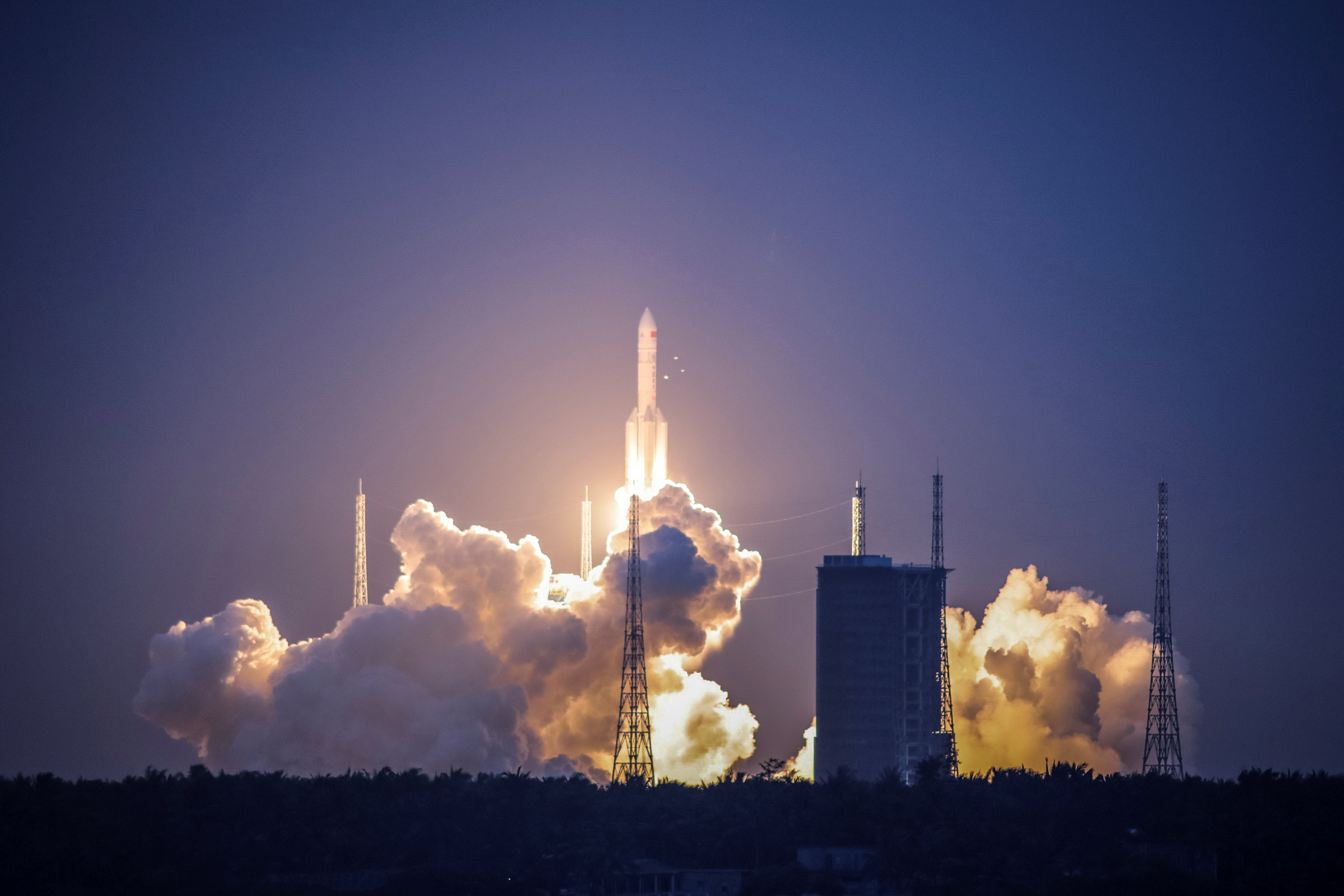 Момент запуска ракеты-носителя "Чанчжэн-5" ("Великий поход-5") Фото: &copy;REUTERS/Stringer&nbsp;