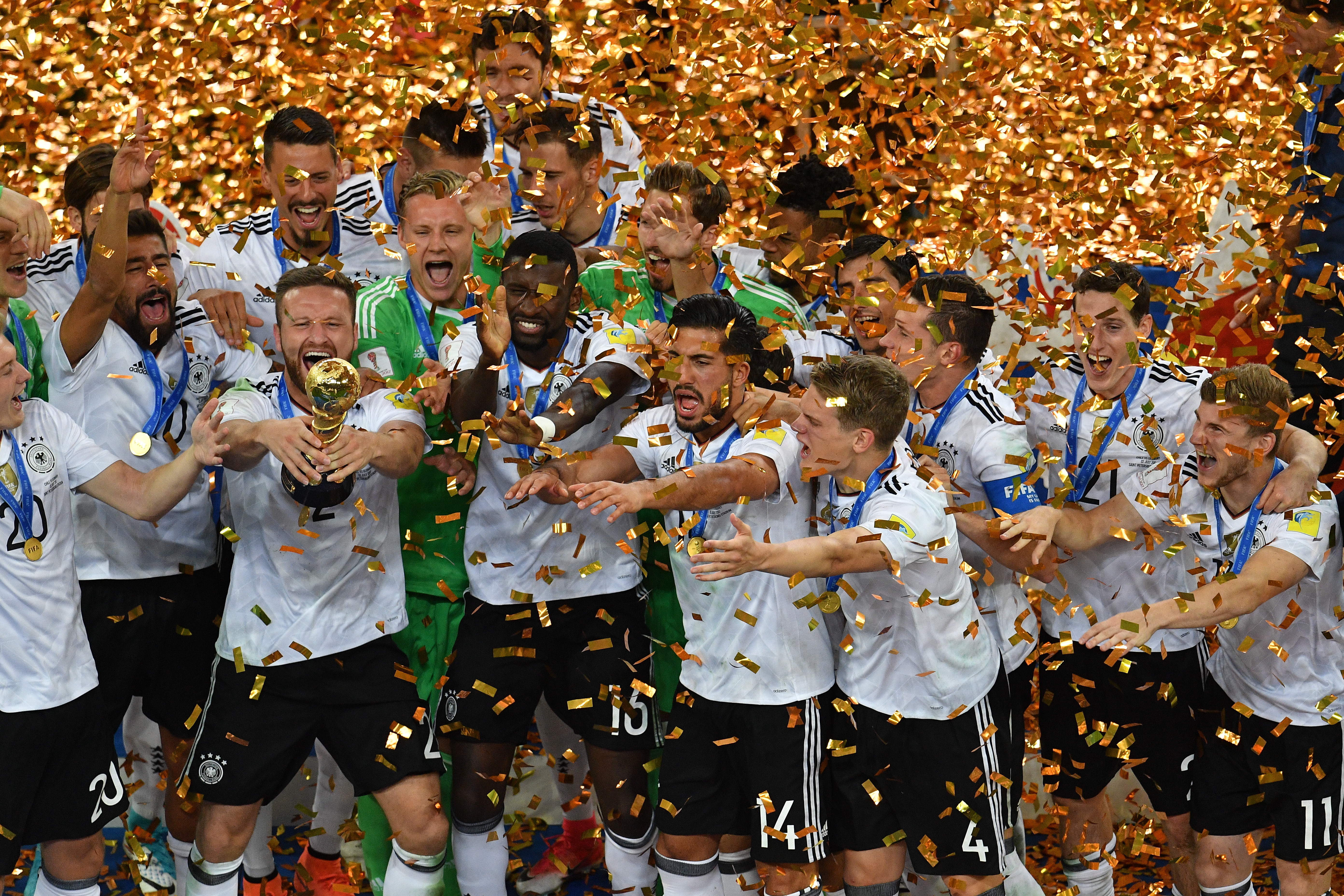 Сборная кубок по футболу. Сборная Германии по футболу 2017. Награждение футболистов. Германия сборная победа. Сборная Германии по футболу выиграла.