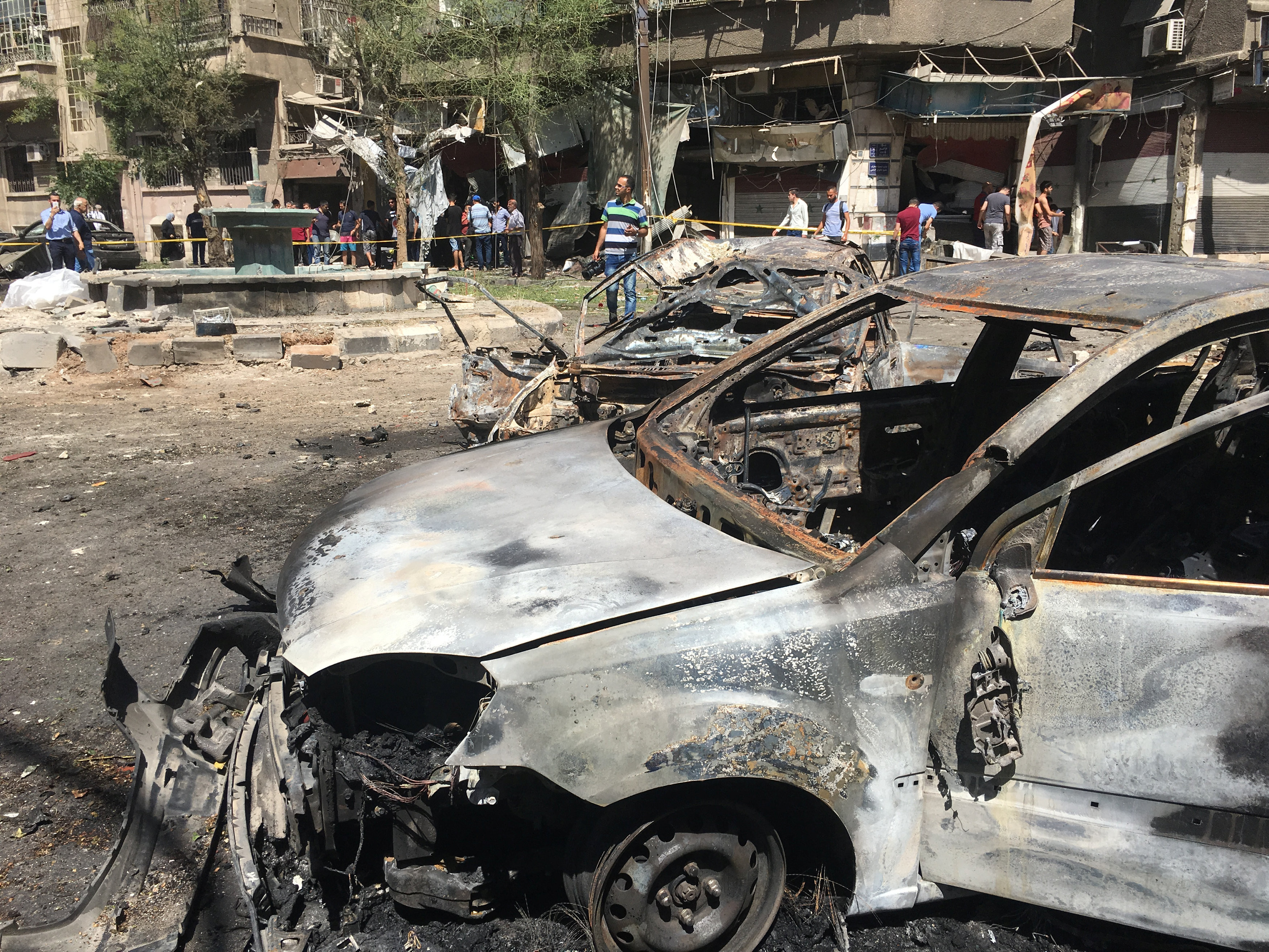 Повреждённый автомобиль на месте теракта в Дамаске. Фото: &copy; REUTERS/Firas Makdesi