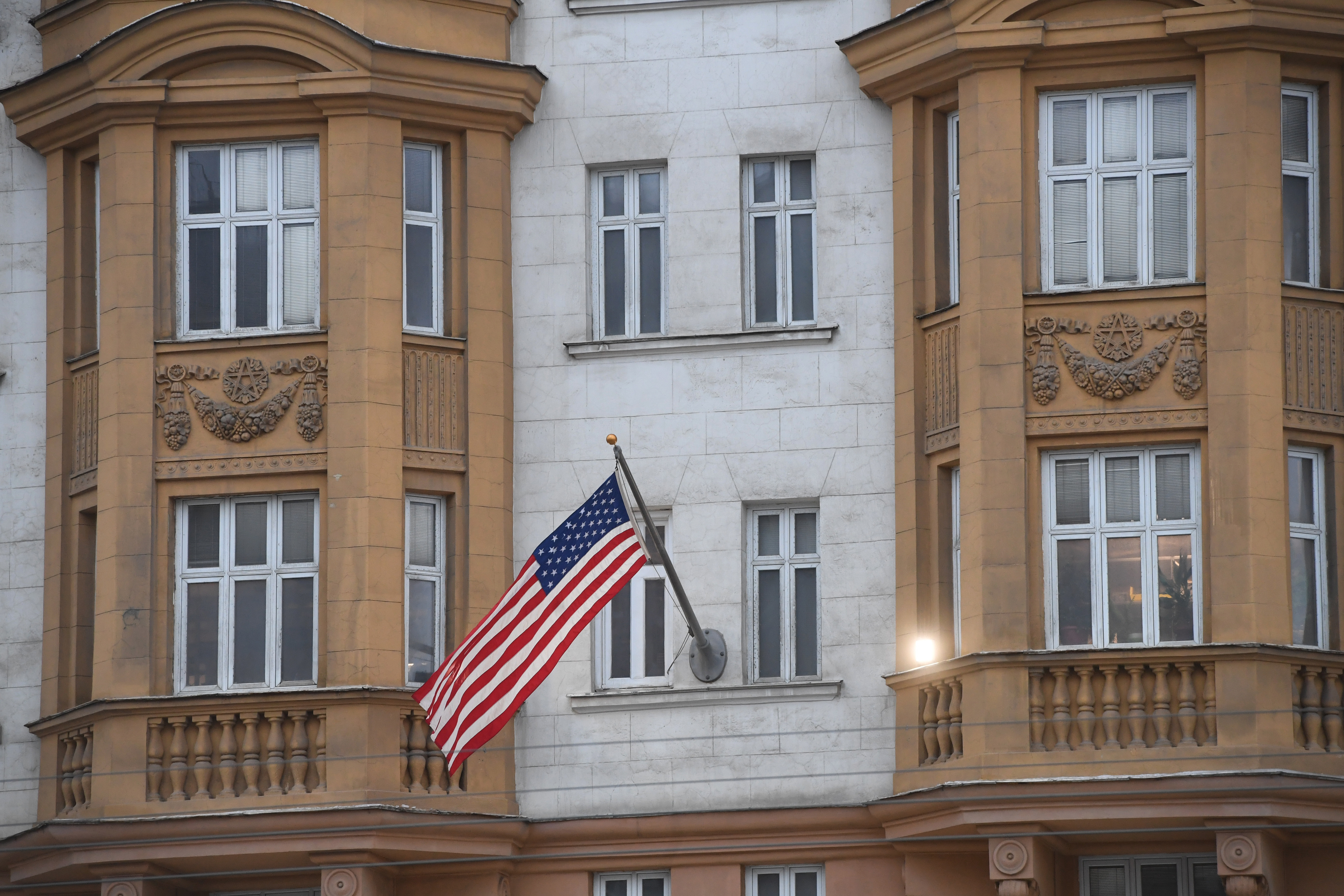 Флаг США на здании посольства США в Москве.&nbsp;Фото: &copy; РИА Новости/Илья Питалев