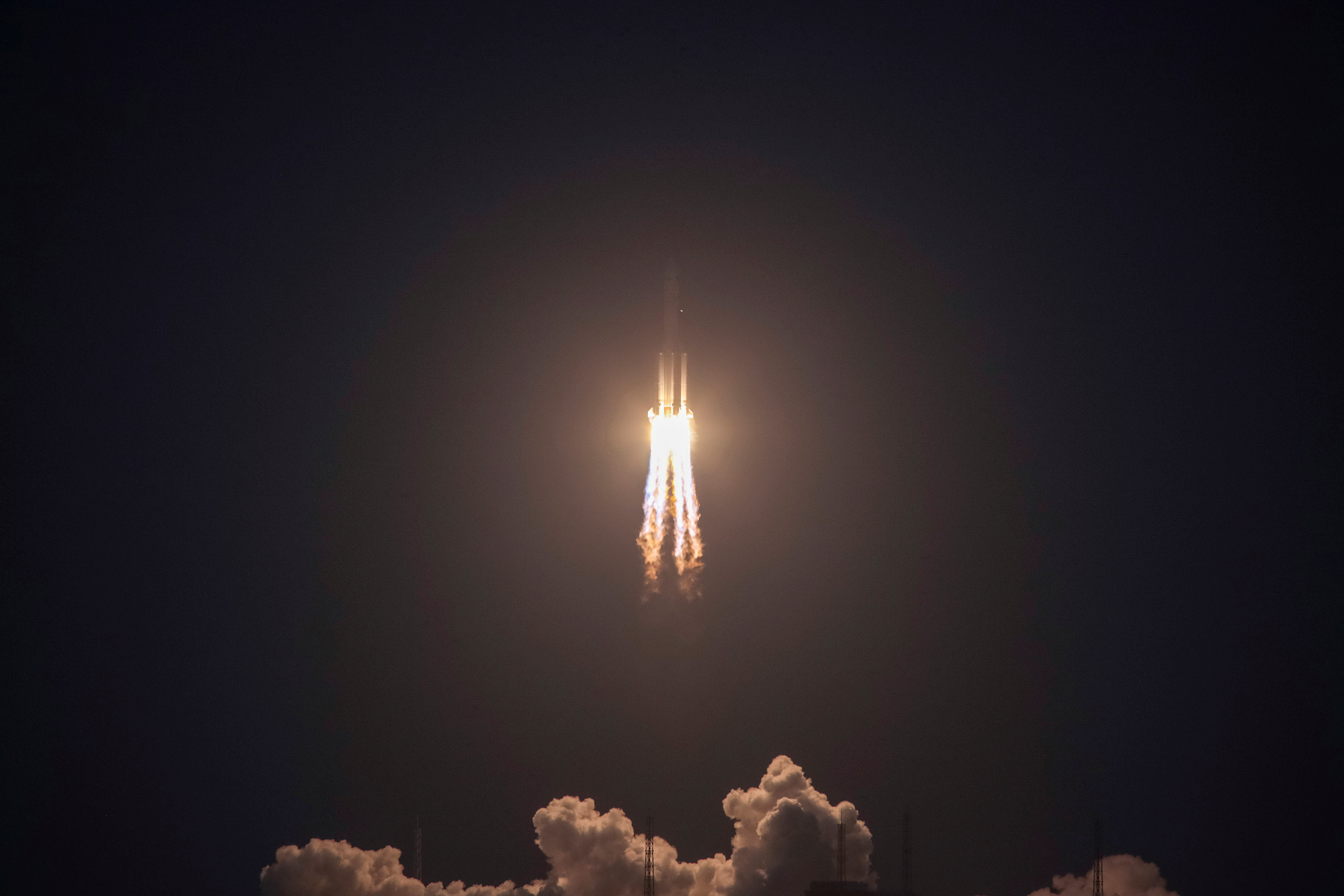 Запуск ракеты-носителя "Чанчжэн-5" ("Великий поход-5&raquo;). Фото: &copy; REUTERS/Stringer