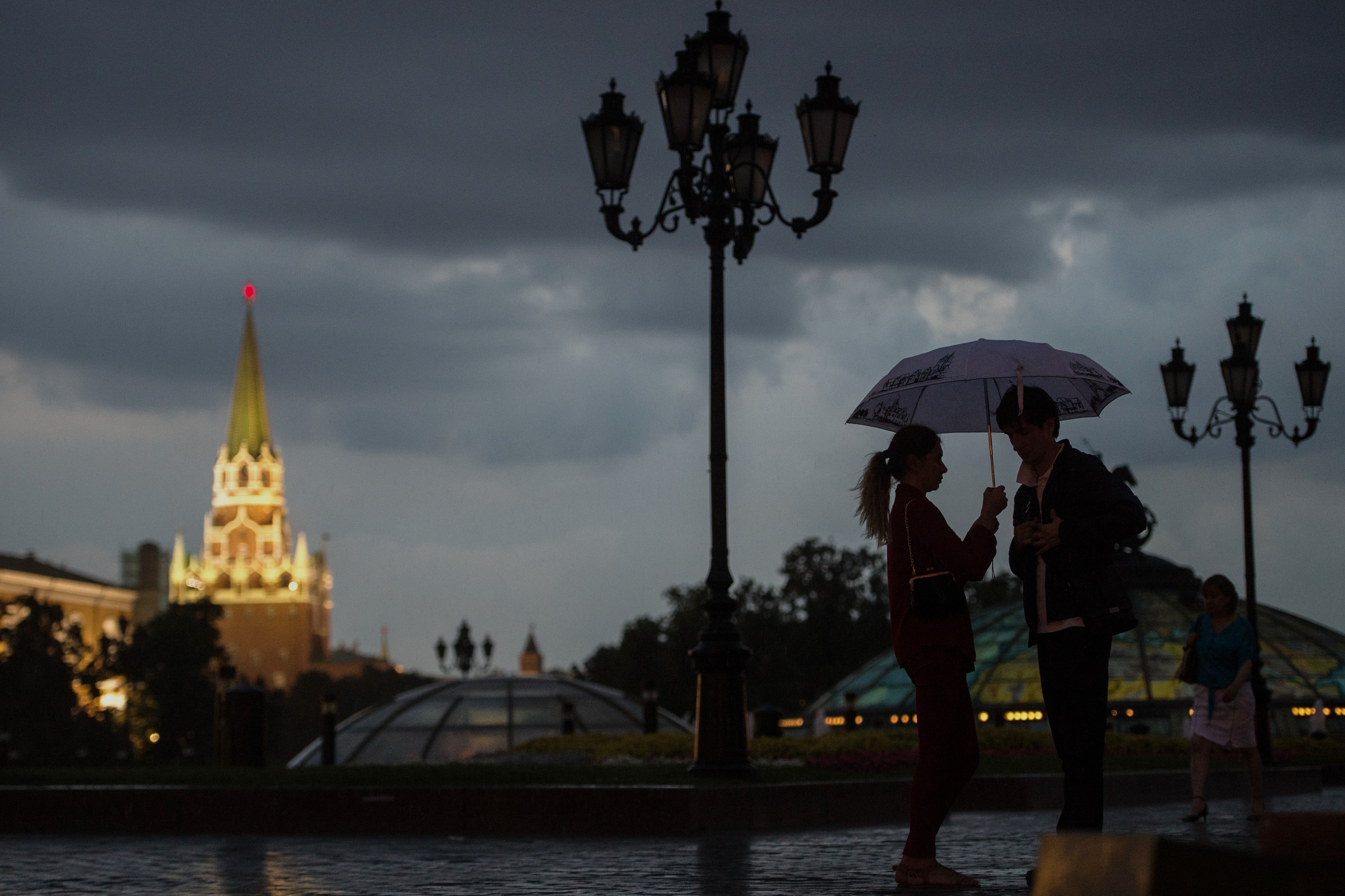 Будет ли сегодня дождь в москве. Дождливая Москва. Пасмурная Москва. Кремль дождь. Дождь в Москве.
