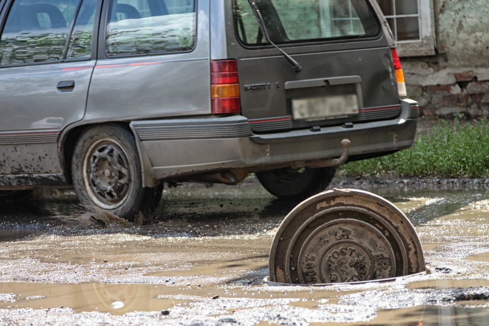 В Ленобласти женщина погибла, провалившись в открытый коллектор