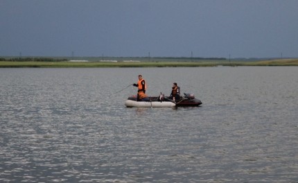 Спасатели на озере в Челябинской области. Фото: ГУ МЧС по Челябинской области