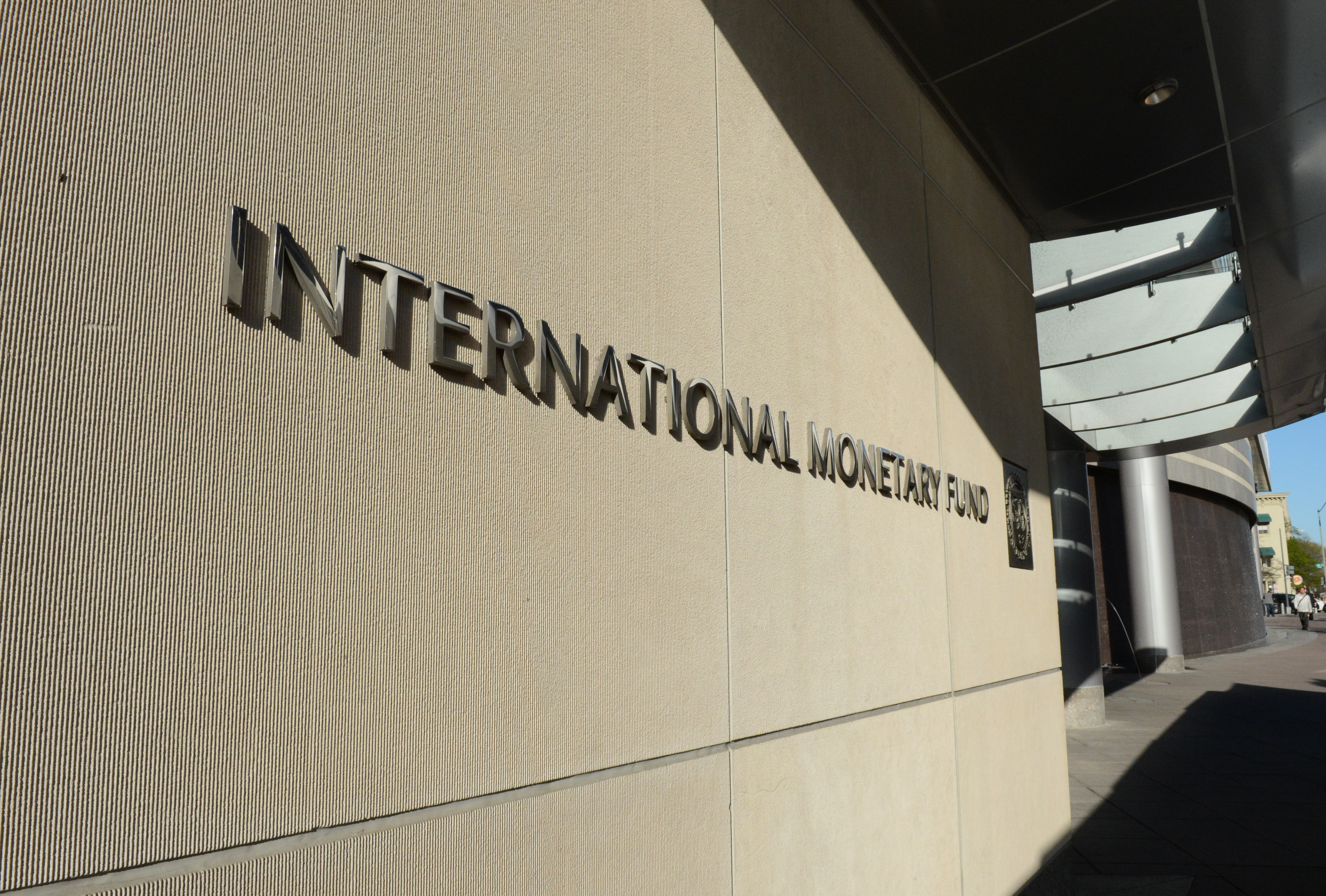Табличка с логотипом Международного валютного фонда на стене здания МВФ. Фото: &copy; РИА Новости/Наталья Селиверстова
